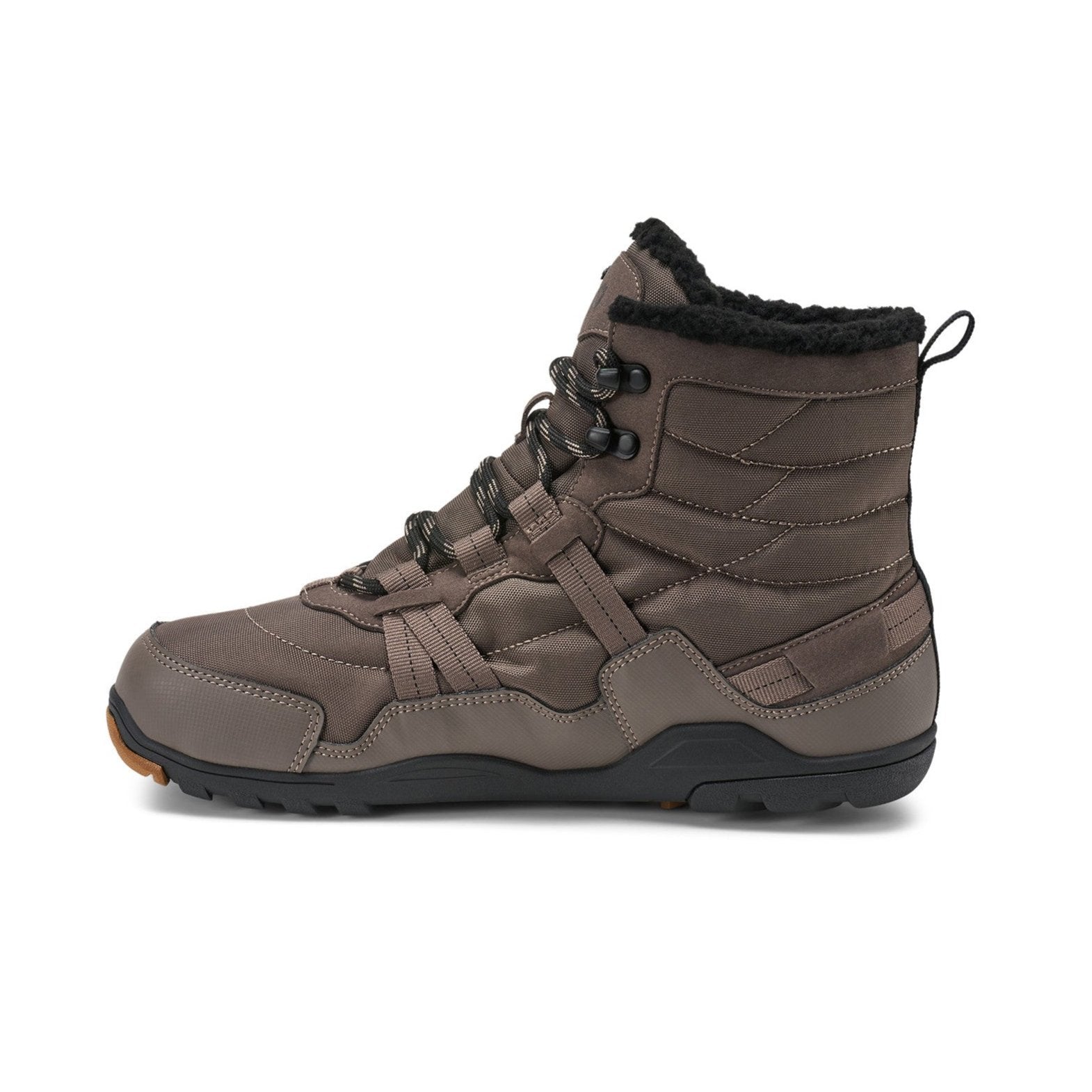 Xero Shoes Alpine Men Taupe Barfußschuhe Schneestiefel für den Winter, Ansicht von links. Leichte, flexible Winterstiefel in Taupe, die natürlichen Komfort und Wärme bieten. Erhältlich in unserem Onlineshop für Barfußschuhe.