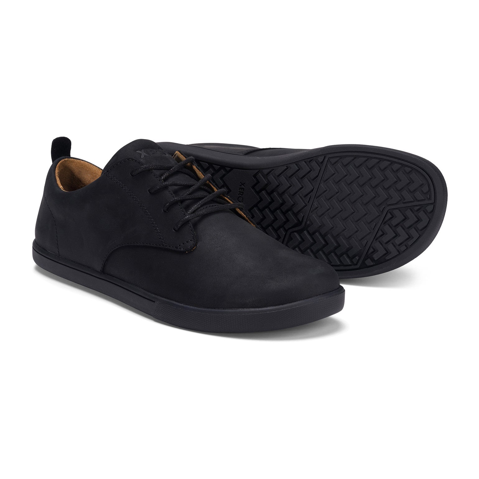 Xero Shoes Glenn Barfußschuhe für Herren in Schwarz aus Leder, aus einer neutralen Perspektive, bieten eine flexible Sohle für maximale Bewegungsfreiheit und Komfort. Ideal für einen aktiven Lebensstil und natürliche Fußbewegungen. Erhältlich in unserem Onlineshop für Barfußschuhe.