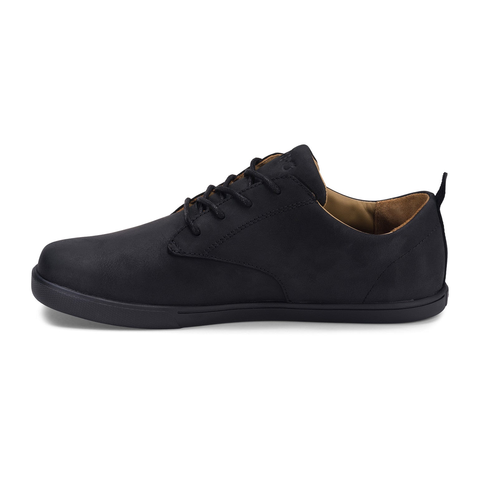 Xero Shoes Glenn Barfußschuhe für Herren in Schwarz aus Leder, aus der linken Seitenansicht, bieten hervorragende Flexibilität und Komfort für natürliche Fußbewegungen. Ideal für einen aktiven Lebensstil und den täglichen Gebrauch. Erhältlich in unserem Onlineshop für Barfußschuhe.