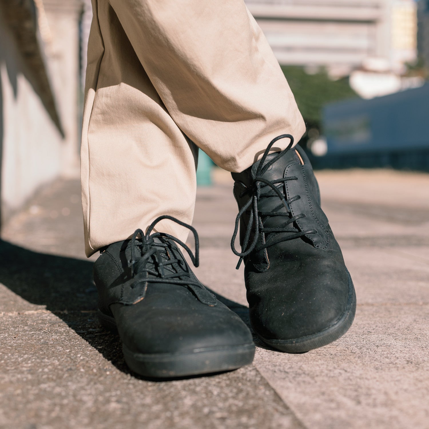 Xero Shoes Glenn Barfußschuhe für Herren in Schwarz aus Leder, im Einsatz und getragen, bieten eine natürliche Passform und flexibles Gehen für den ganzen Tag. Ideal für einen aktiven Lebensstil und natürliche Fußbewegungen. Erhältlich in unserem Onlineshop für Barfußschuhe.