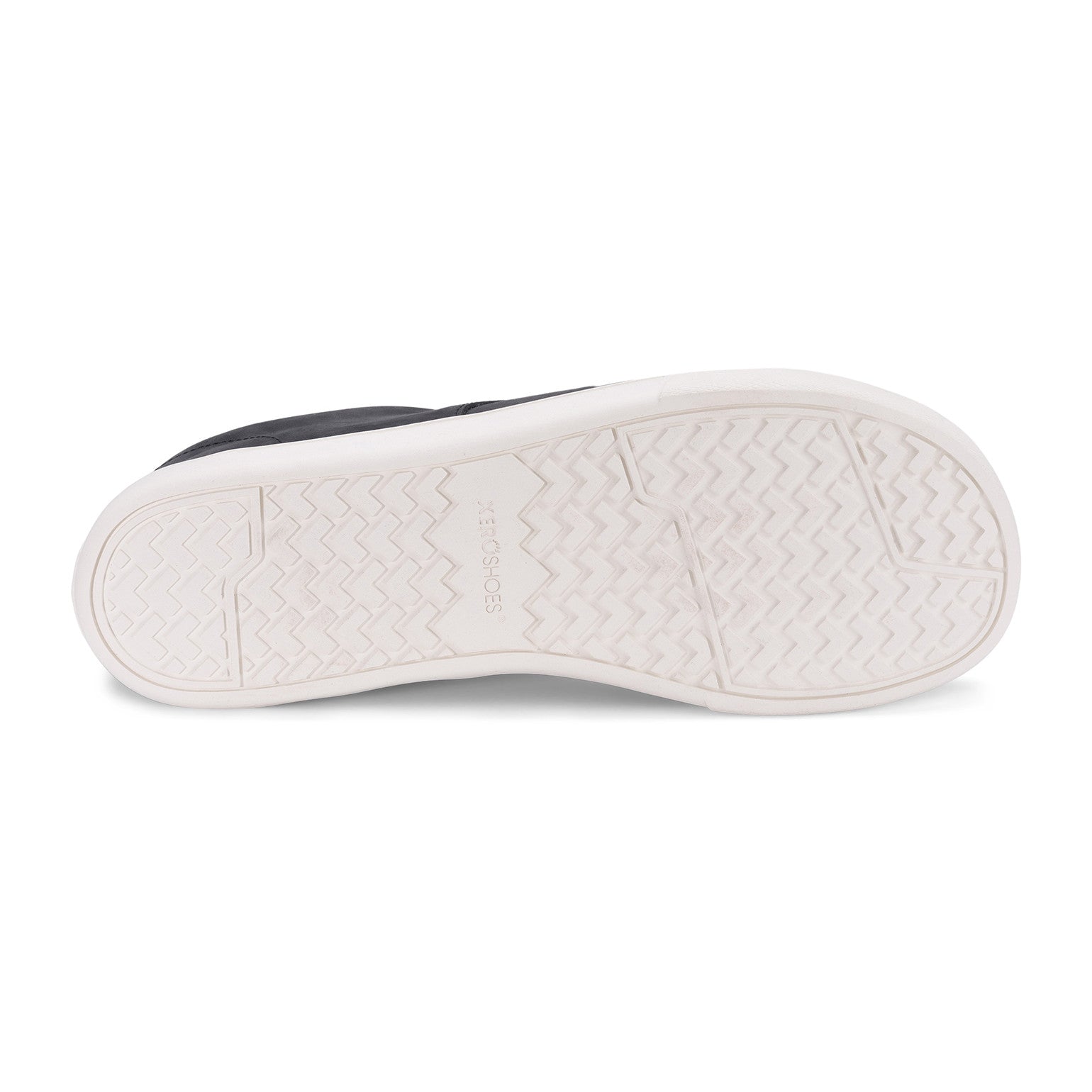 Xero Shoes Glenn Barfußschuhe für Herren in Schwarz und Weiß aus Leder, aus der Unteransicht, zeigen die flexible und griffige Sohle, die für optimalen Halt und Komfort sorgt. Diese Schuhe bieten alles, was Sie für einen natürlichen Gang benötigen. Erhältlich in unserem Onlineshop für Barfußschuhe.