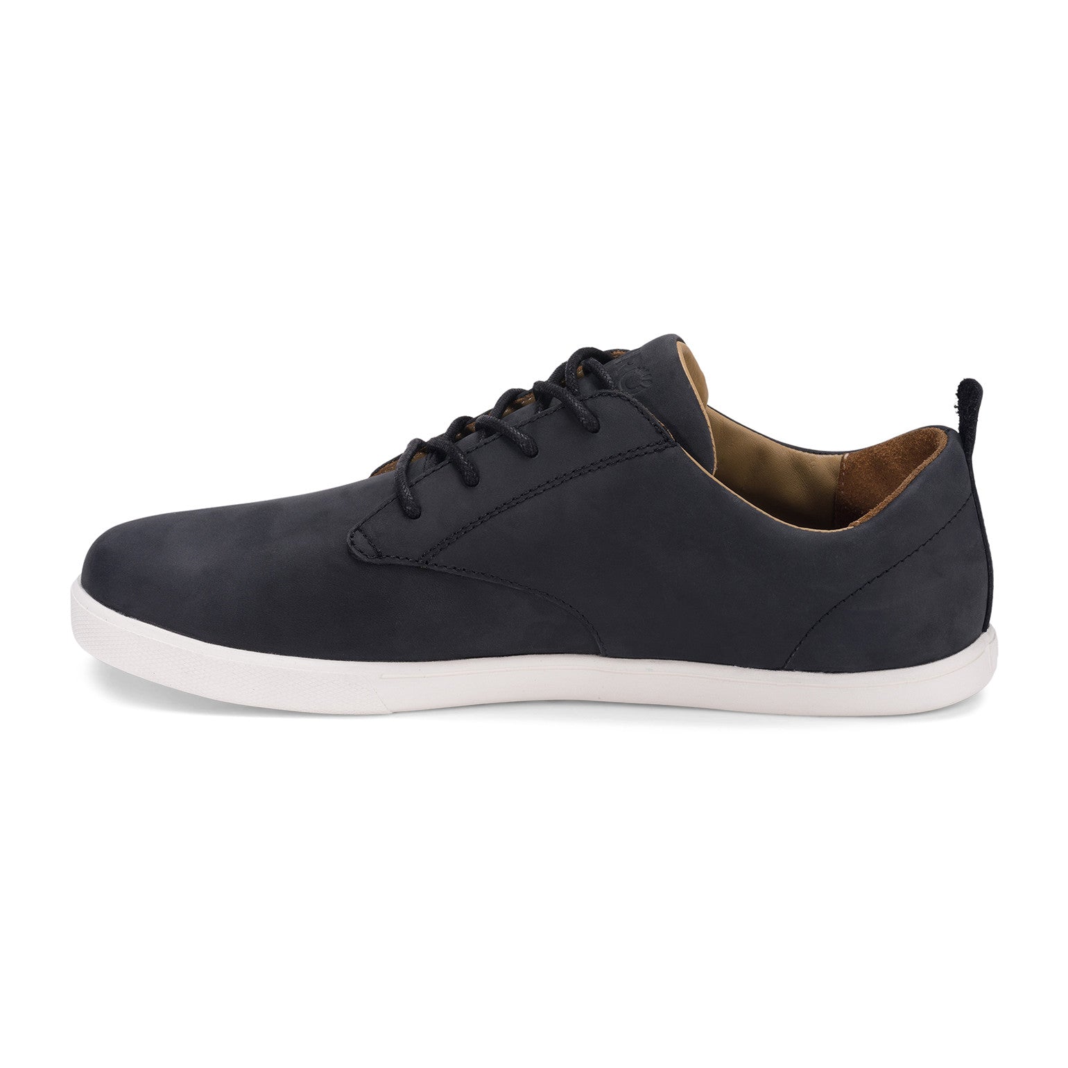 Xero Shoes Glenn Barfußschuhe für Herren in Schwarz und Weiß aus Leder, aus der linken Seitenansicht, bieten ein minimalistisches Design und eine flexible Sohle für maximale Bewegungsfreiheit. Ideal für alle, die auf natürlichen Komfort und Stil setzen. Erhältlich in unserem Onlineshop für Barfußschuhe.