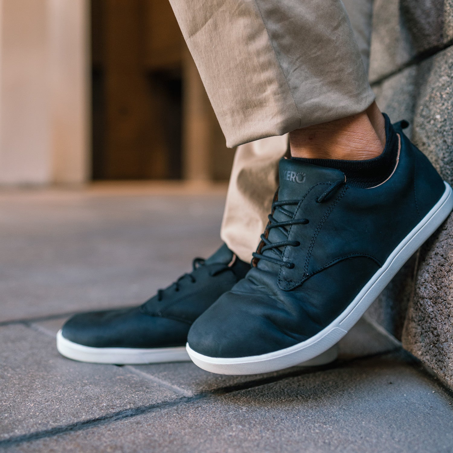 Xero Shoes Glenn Herren Black White Barfußschuhe Lederschuhe, getragen. Diese Barfußschuhe bieten ein unvergleichliches Laufgefühl mit hochwertigem Leder und einem modernen Design. Ideal für den täglichen Einsatz und alle, die Barfußschuhe bevorzugen. Erhältlich in unserem Onlineshop für Barfußschuhe.