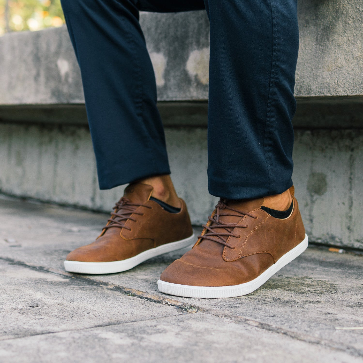 Xero Shoes Glenn Barfußschuhe für Herren in Braun aus Leder, im Einsatz gezeigt, bieten außergewöhnlichen Komfort und Flexibilität für natürliche Bewegungen. Perfekt für den aktiven Alltag und langanhaltenden Tragekomfort. Erhältlich in unserem Onlineshop für Barfußschuhe.