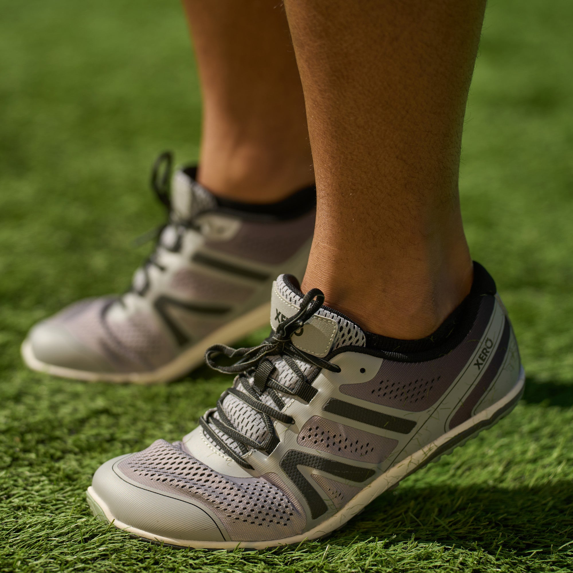 Xero Shoes HFS II in Asphalt Alloy, im Einsatz gezeigt, flexible und atmungsaktive Barfuß-Laufschuhe, erhältlich im Onlineshop für Barfußschuhe