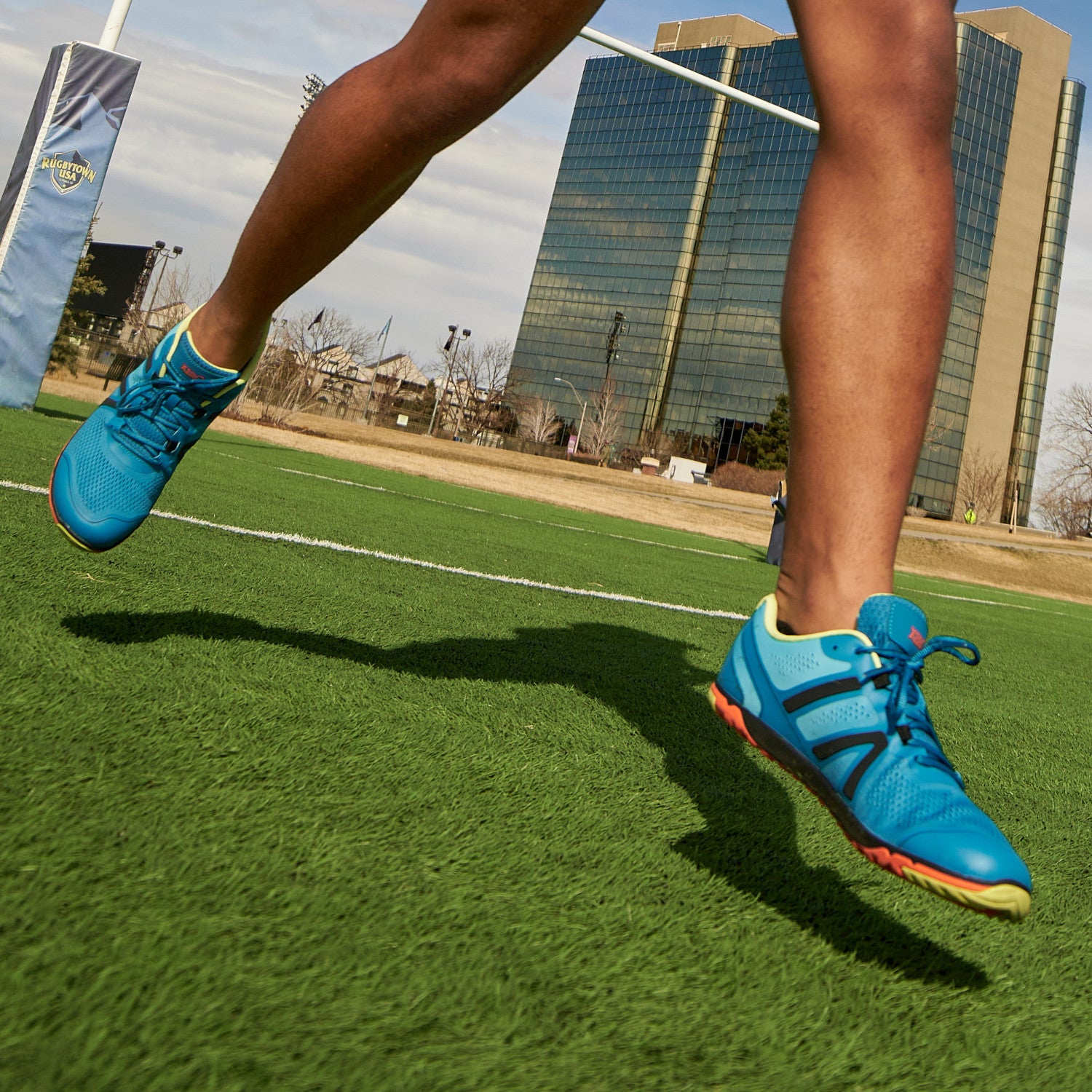 Xero Shoes HFS II in Tidal Wave für Herren, im Einsatz gezeigt, leichte und flexible Barfuß-Laufschuhe, erhältlich im Onlineshop für Barfußschuhe