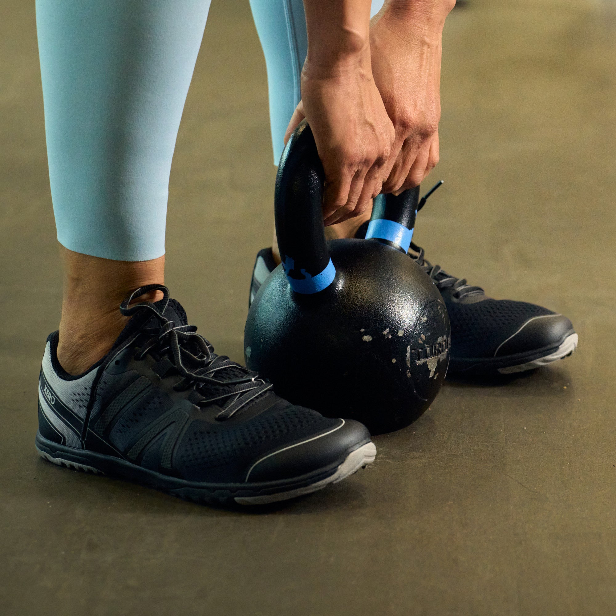 Xero Shoes HFS II in Black Frost für Damen, im Einsatz gezeigt, leichte Barfuß-Laufschuhe für Sport und Freizeit, erhältlich im Onlineshop für Barfußschuhe