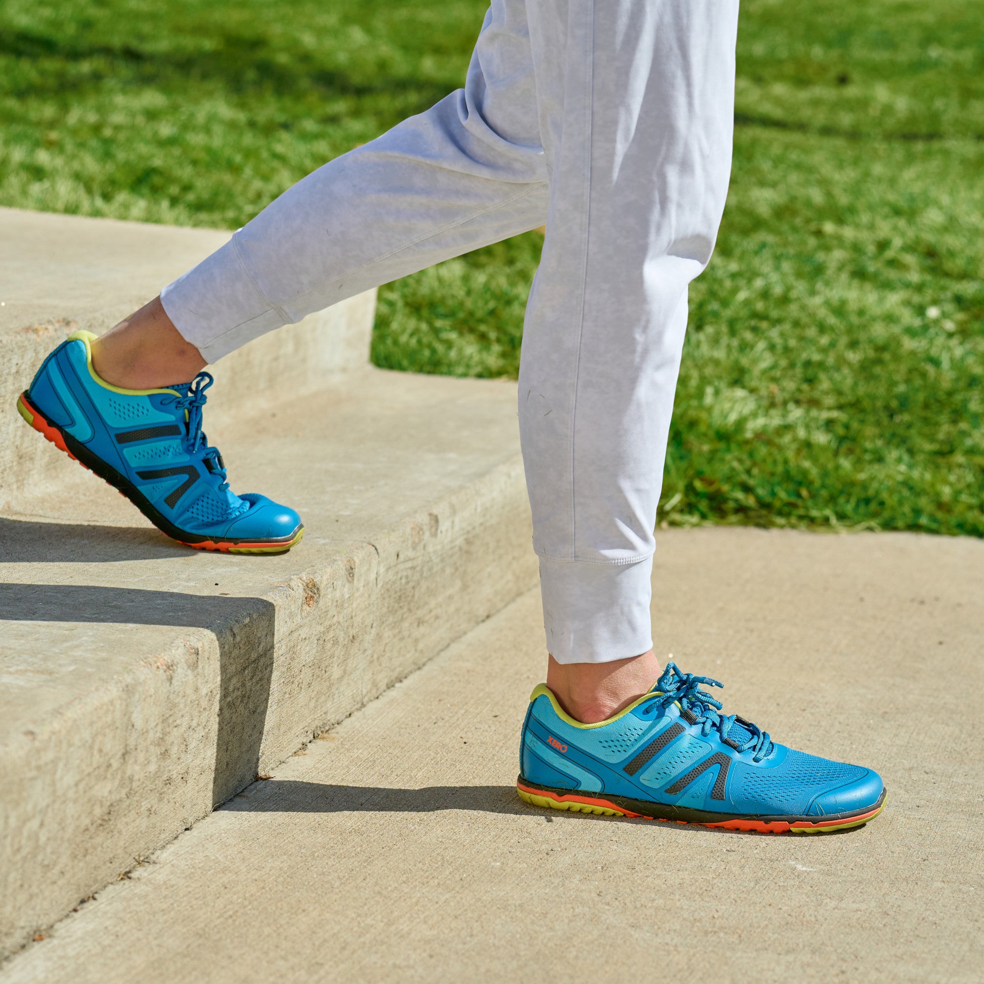 Xero Shoes HFS II in Tidal Wave für Damen, im Einsatz gezeigt, ideale Barfuß-Laufschuhe für Sport und Freizeit, erhältlich im Onlineshop für Barfußschuhe