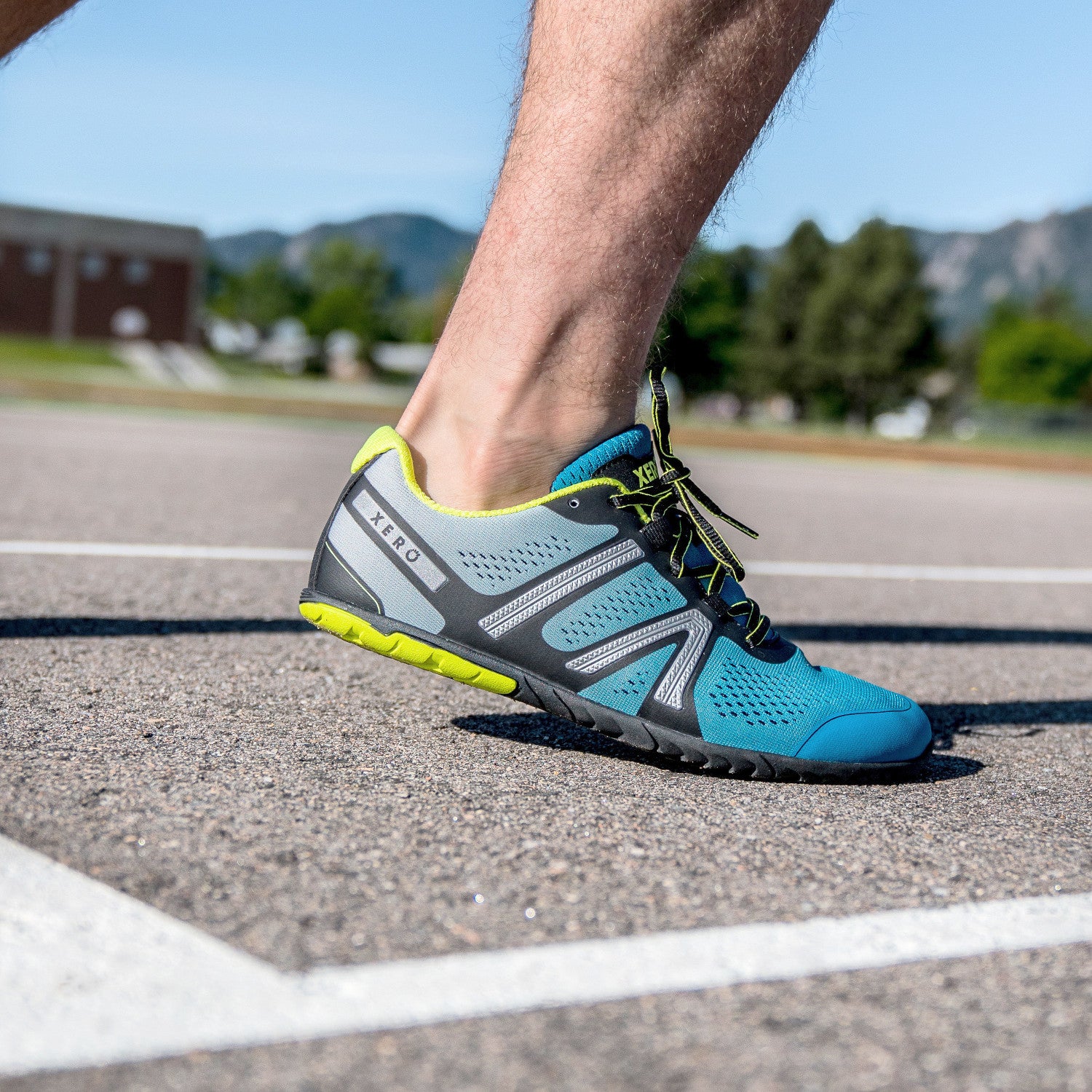 Xero Shoes HFS Sneaker in Glacier Blue für Herren, im Einsatz gezeigt, stylische Laufschuhe im Onlineshop für Barfußschuhe.