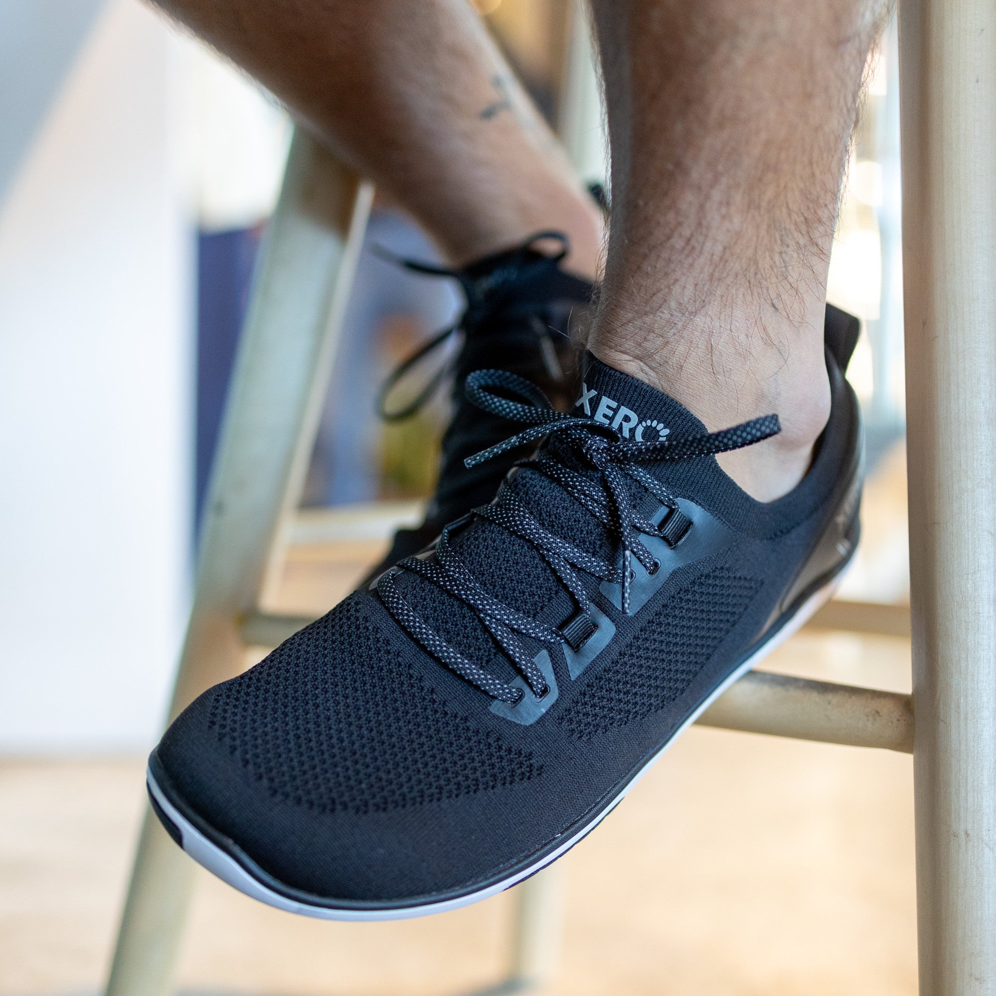 Xero Shoes Nexus Knit Sneaker in Schwarz für Herren, life Ansicht, atmungsaktiv und flexibel, ideal für Alltag und Sport im Onlineshop für Barfußschuhe.