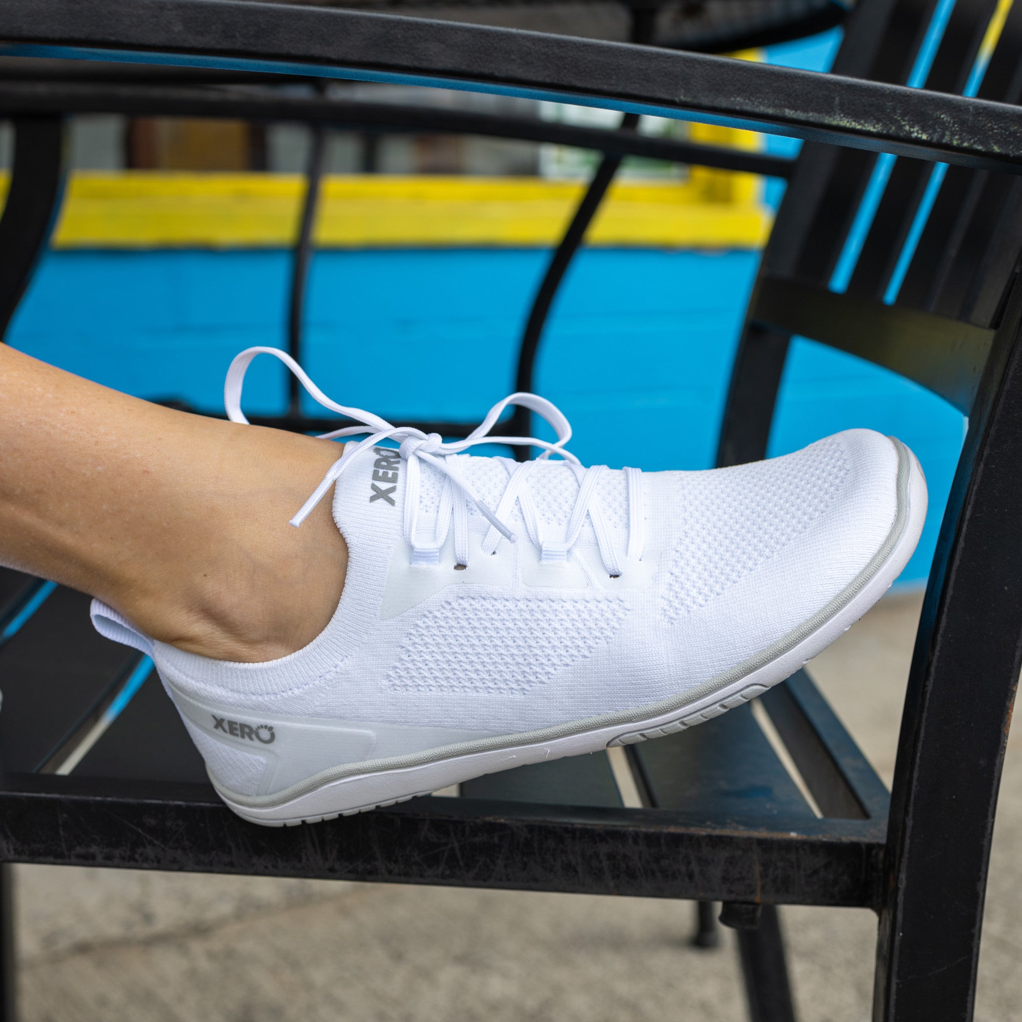 Xero Shoes Nexus Knit Sneaker in Weiß für Damen, life Ansicht, atmungsaktiv und flexibel, ideal für Sport und Alltag im Onlineshop für Barfußschuhe.