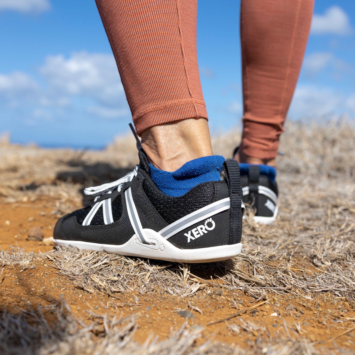 Xero Shoes Prio Barfußschuhe für Damen in Schwarz-Weiß, von einer Person getragen im Onlineshop für Barfußschuhe