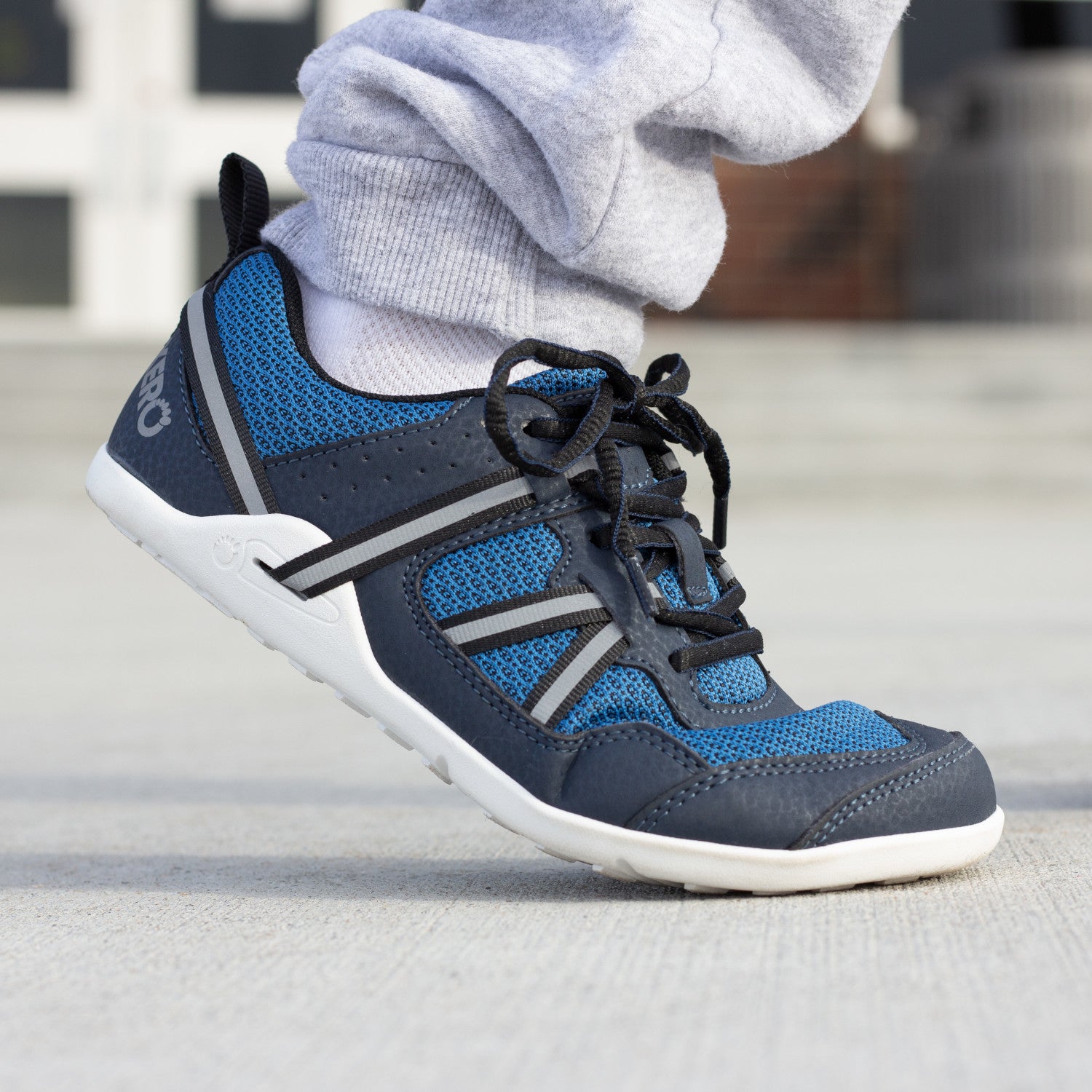 Kinder mit Xero Shoes Prio Barfußschuhen in Mykonos Blue aktiv unterwegs im Onlineshop für Barfußschuhe