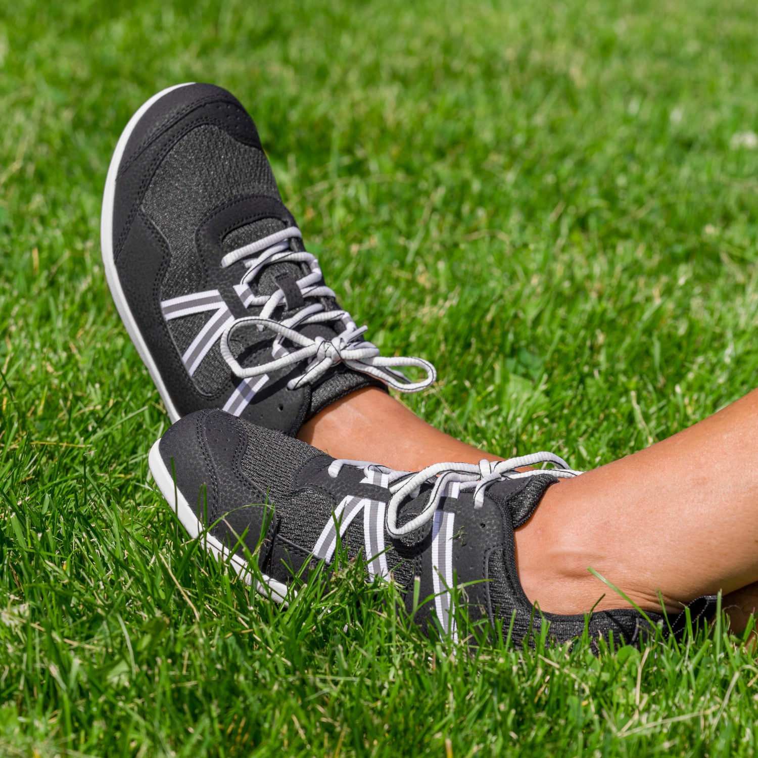 Xero Shoes Prio Barfußschuhe für Herren in Schwarz-Weiß im Onlineshop für Barfußschuhe, getragen von einer Person