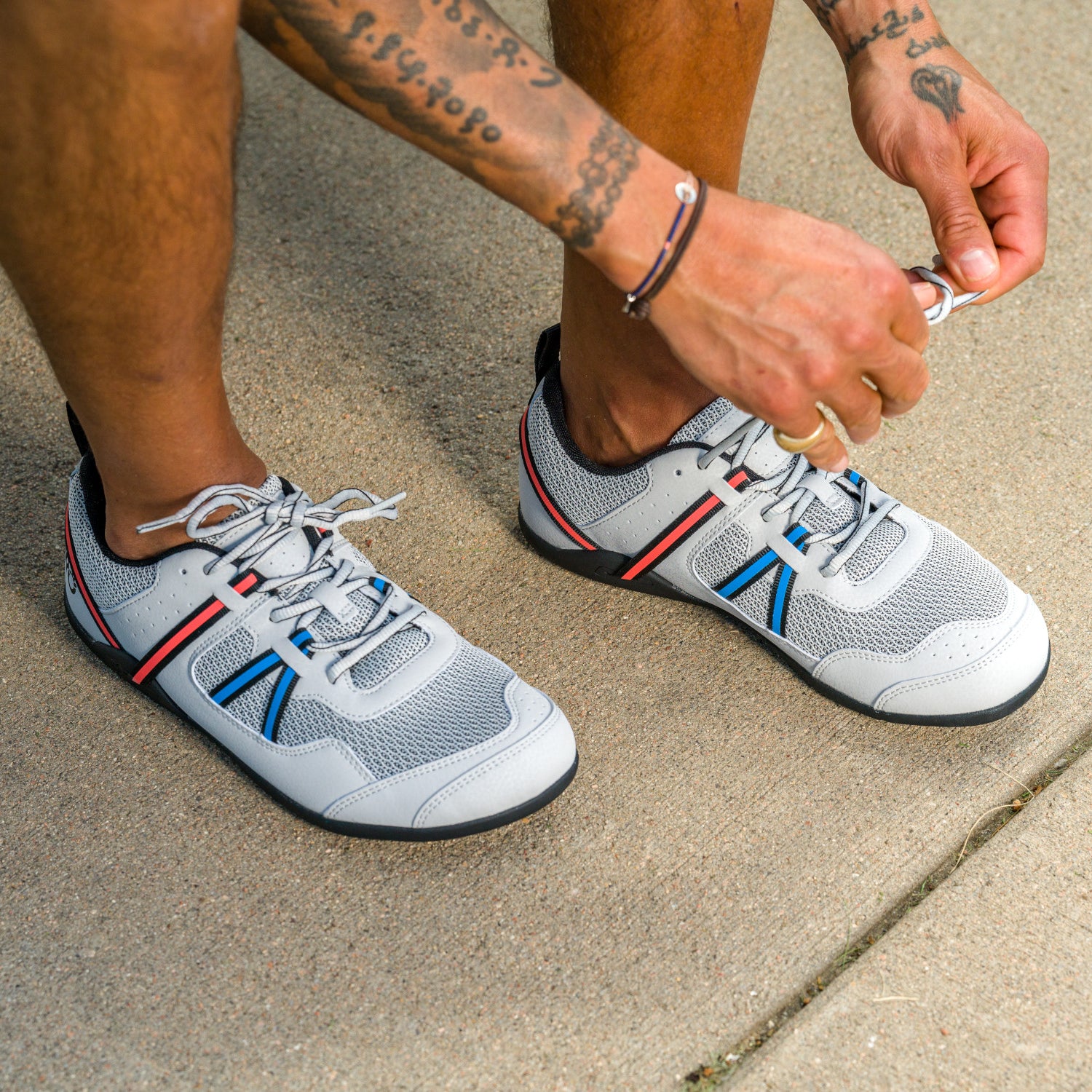 Xero Shoes Prio Barfußschuhe für Herren in Lunar, von einer Person getragen im Onlineshop für Barfußschuhe