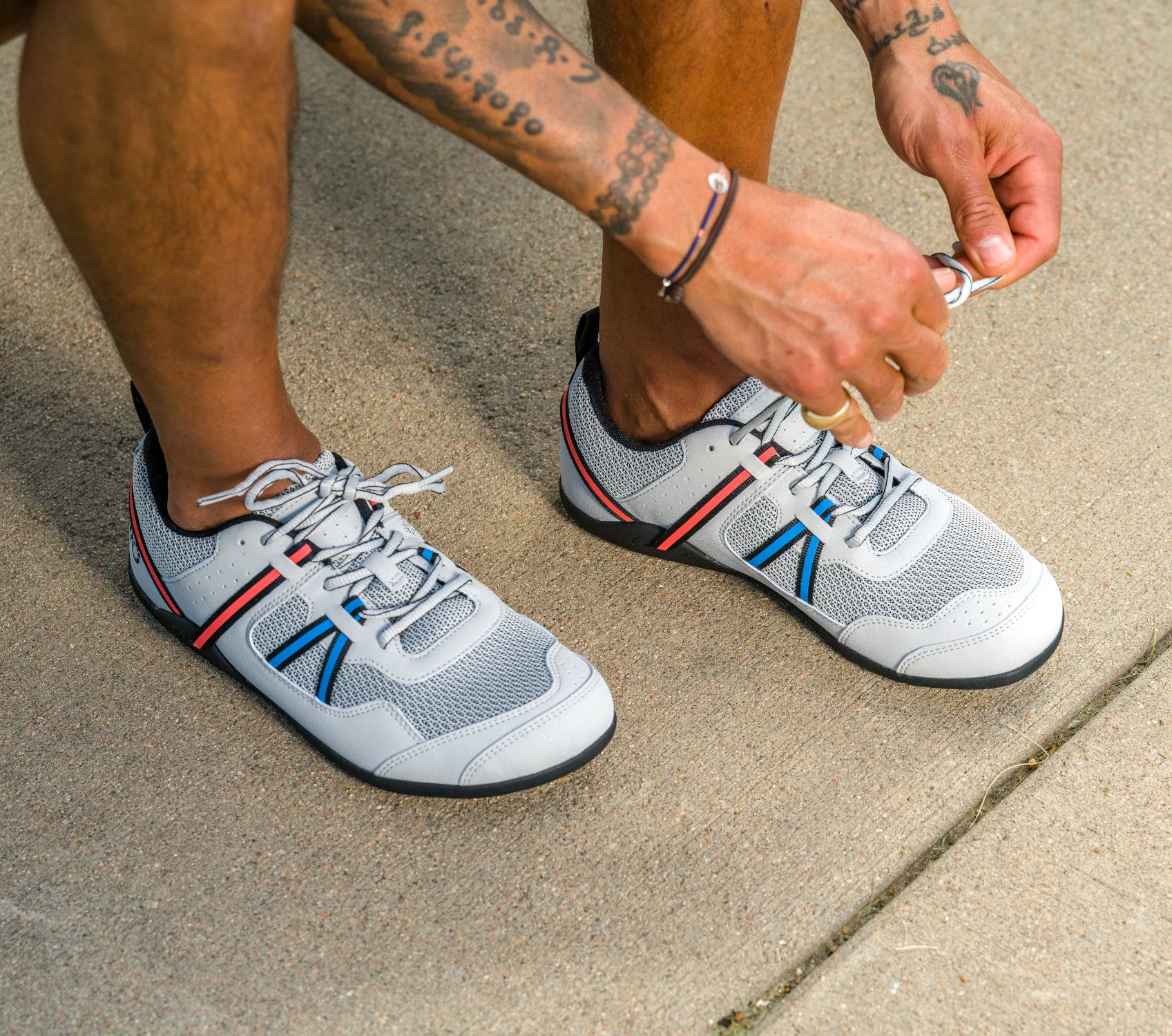 Xero Shoes Prio Barfußschuhe für Herren in Lunar, von einer Person getragen im Onlineshop für Barfußschuhe