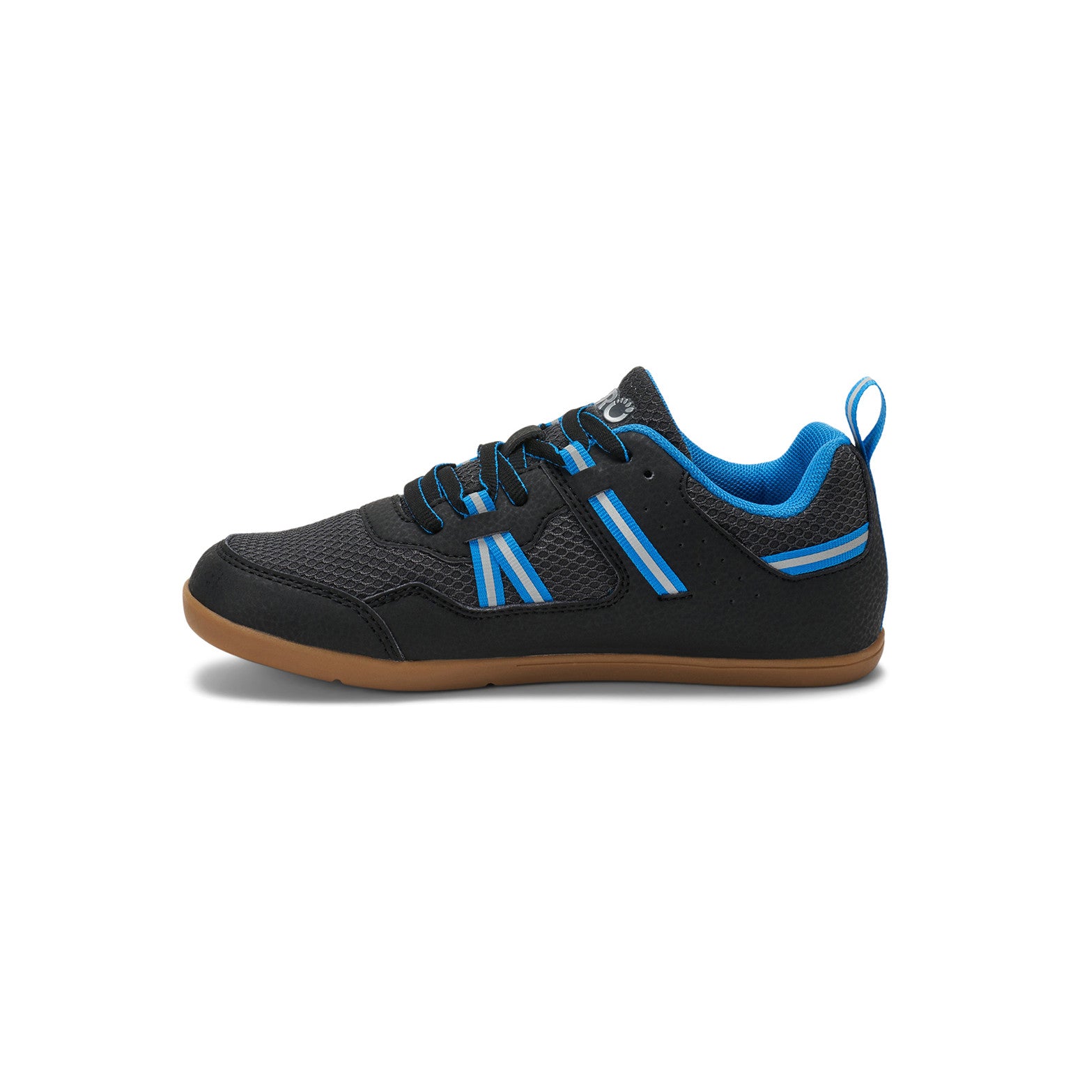 Die Xero Shoes Prio Youth in Schwarz und Blau als bequeme Barfußschuhe für Kinder, Seitenansicht links, erhältlich in unserem Onlineshop für Barfußschuhe.