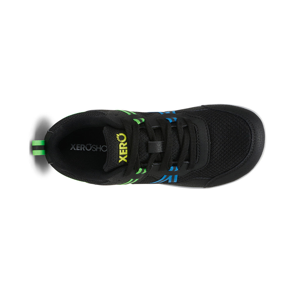 Die Xero Shoes Prio Youth in Schwarz und Lime als flexible Barfußschuhe für Kinder, Ansicht von oben, verfügbar in unserem Onlineshop für Barfußschuhe.
