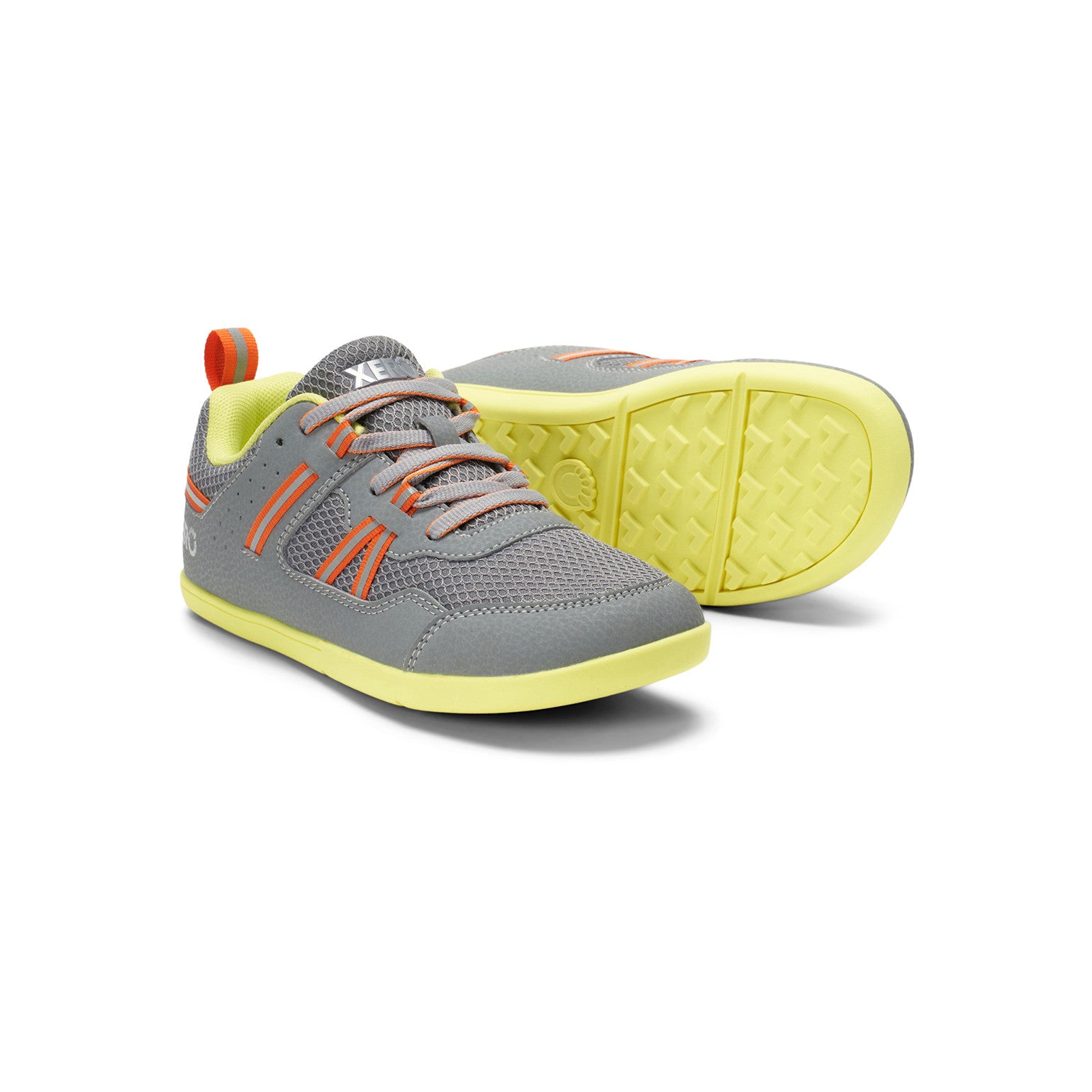 Die Xero Shoes Prio Youth in Grau als leichte und strapazierfähige Barfußschuhe für Kinder, ideal für Alltag und Sport, in unserem Onlineshop für Barfußschuhe.