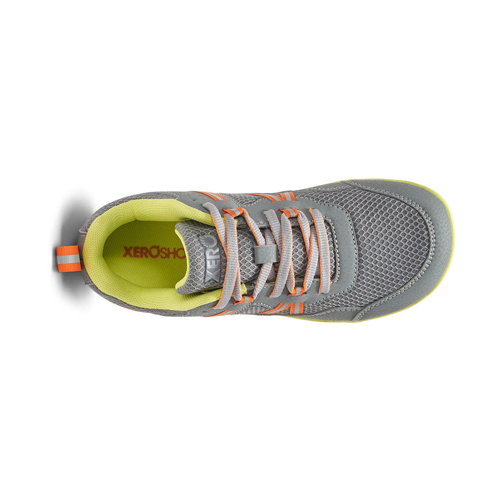 Die Xero Shoes Prio Youth in Grau als flexible Barfußschuhe für Kinder, Ansicht von oben, verfügbar in unserem Onlineshop für Barfußschuhe.