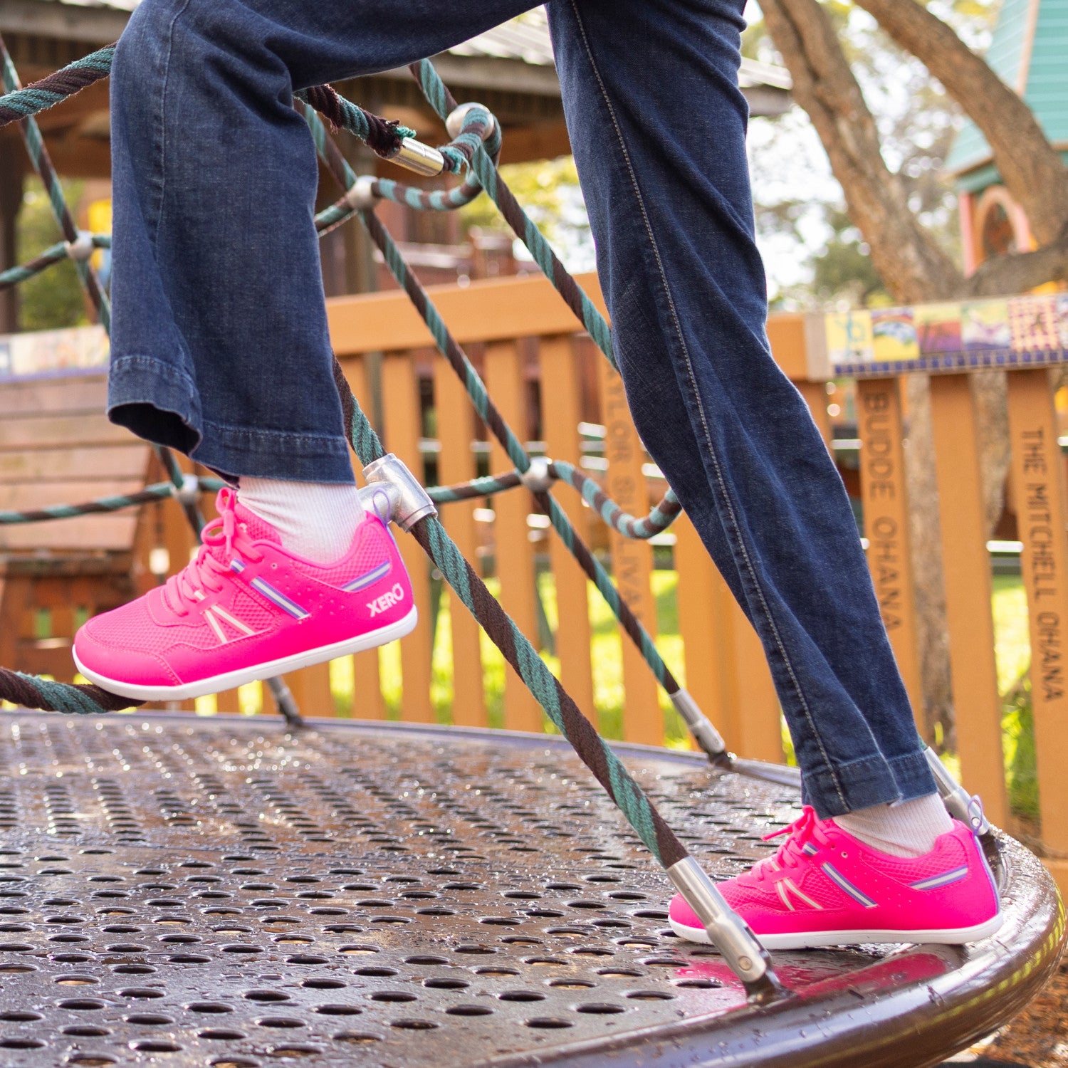 Die Xero Shoes Prio Youth in Pink als komfortable Barfußschuhe für Kinder, getragen dargestellt, erhältlich in unserem Onlineshop für Barfußschuhe.