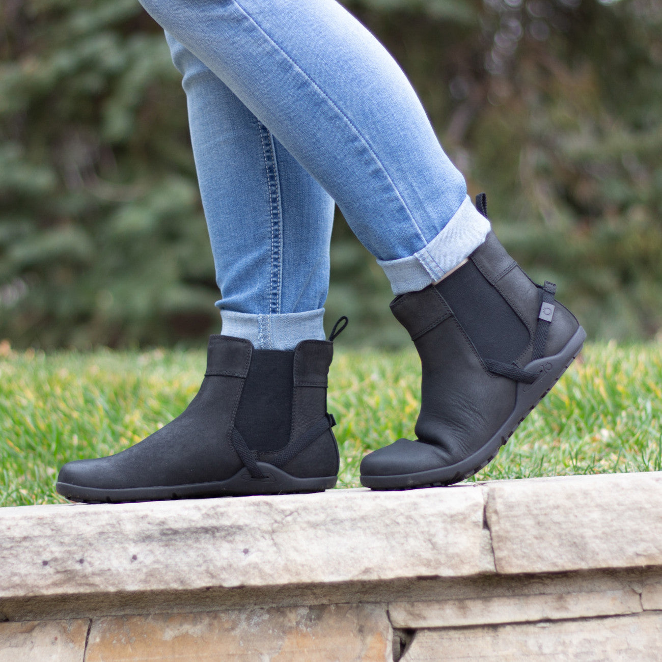 Barfußschuhe Onlineshop: Xero Shoes Tari schwarze Barfußschuhe als Chelsea Boots, am Fuß im Einsatz