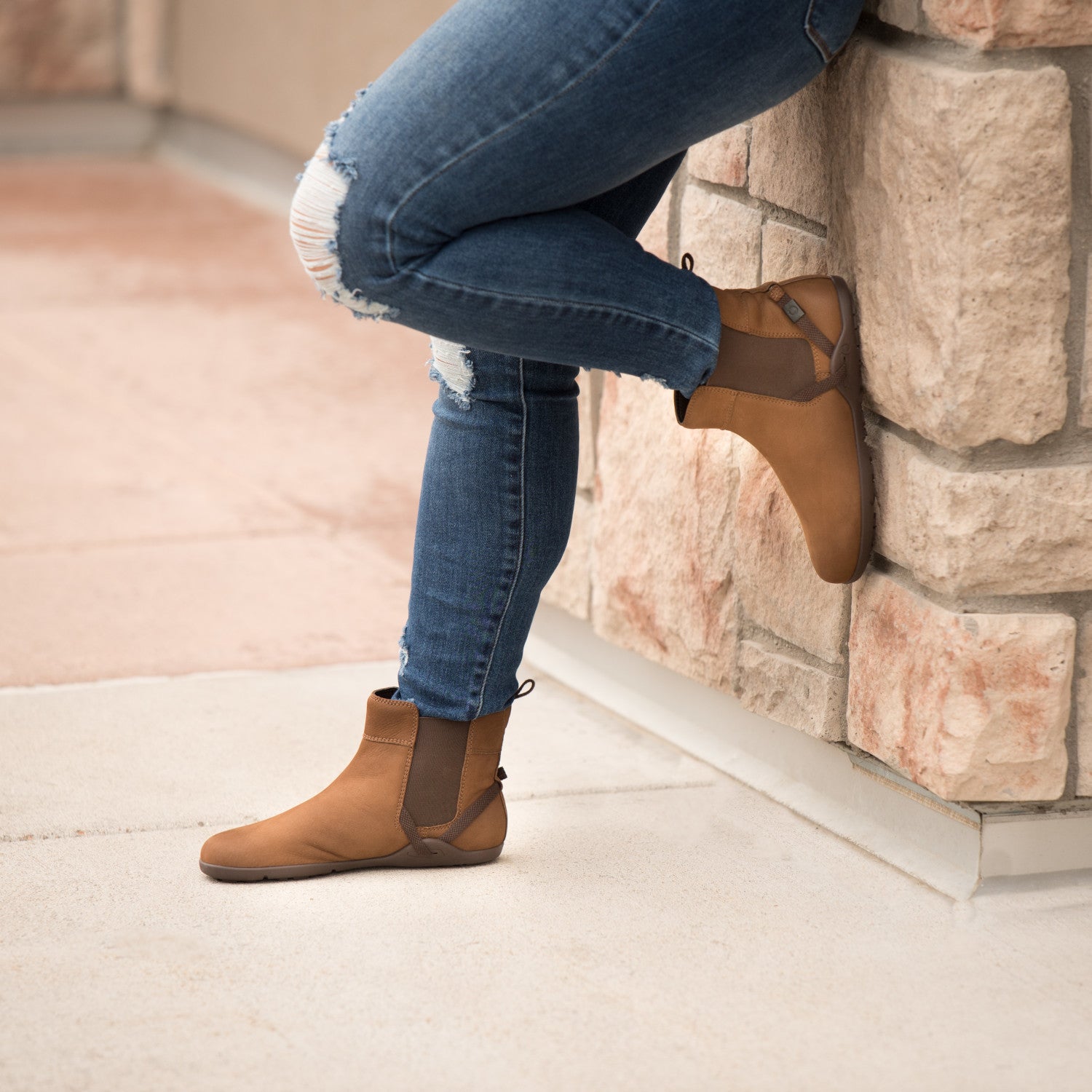 Barfußschuhe Onlineshop: Xero Shoes Tari braune Barfußschuhe als Chelsea Boots in toffee, am Fuß im Einsatz