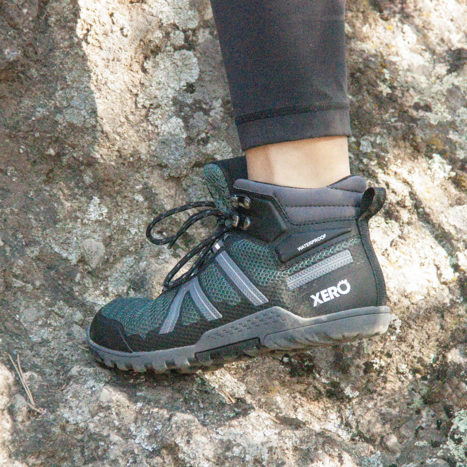 Barfußschuhe Onlineshop: Xero Shoes Xcursion Fusion wasserdichte Damen Barfuß-Wanderschuhe in spruce, am Fuß im Einsatz