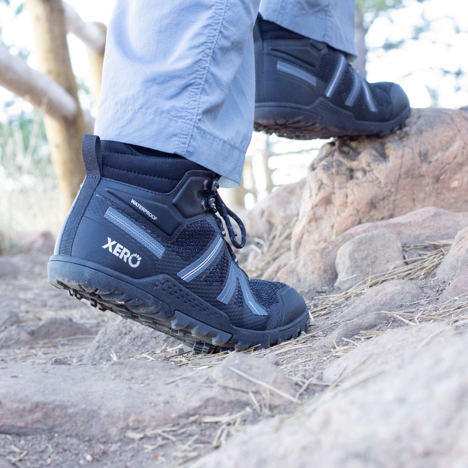 Xero Shoes Xcursion Fusion wasserdichte Barfuß-Wanderschuhe für Herren in black titanium am Fuß im Onlineshop für Barfußschuhe