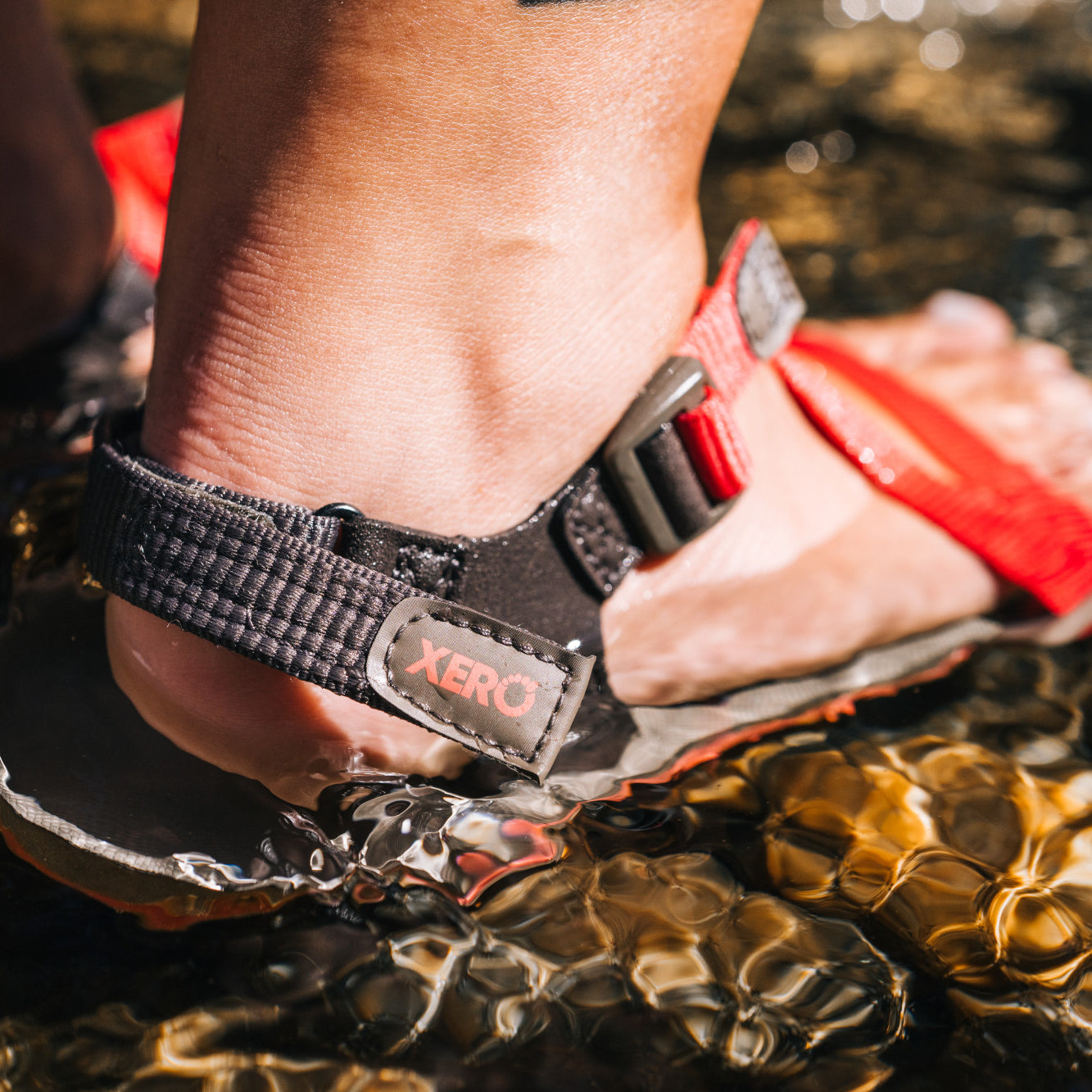 Damen-Barfußsandalen Xero Shoes Z-Trail EV in Sunset Coral, Life-Ansicht, leicht und flexibel, ideal für Trekking und unseren Onlineshop.