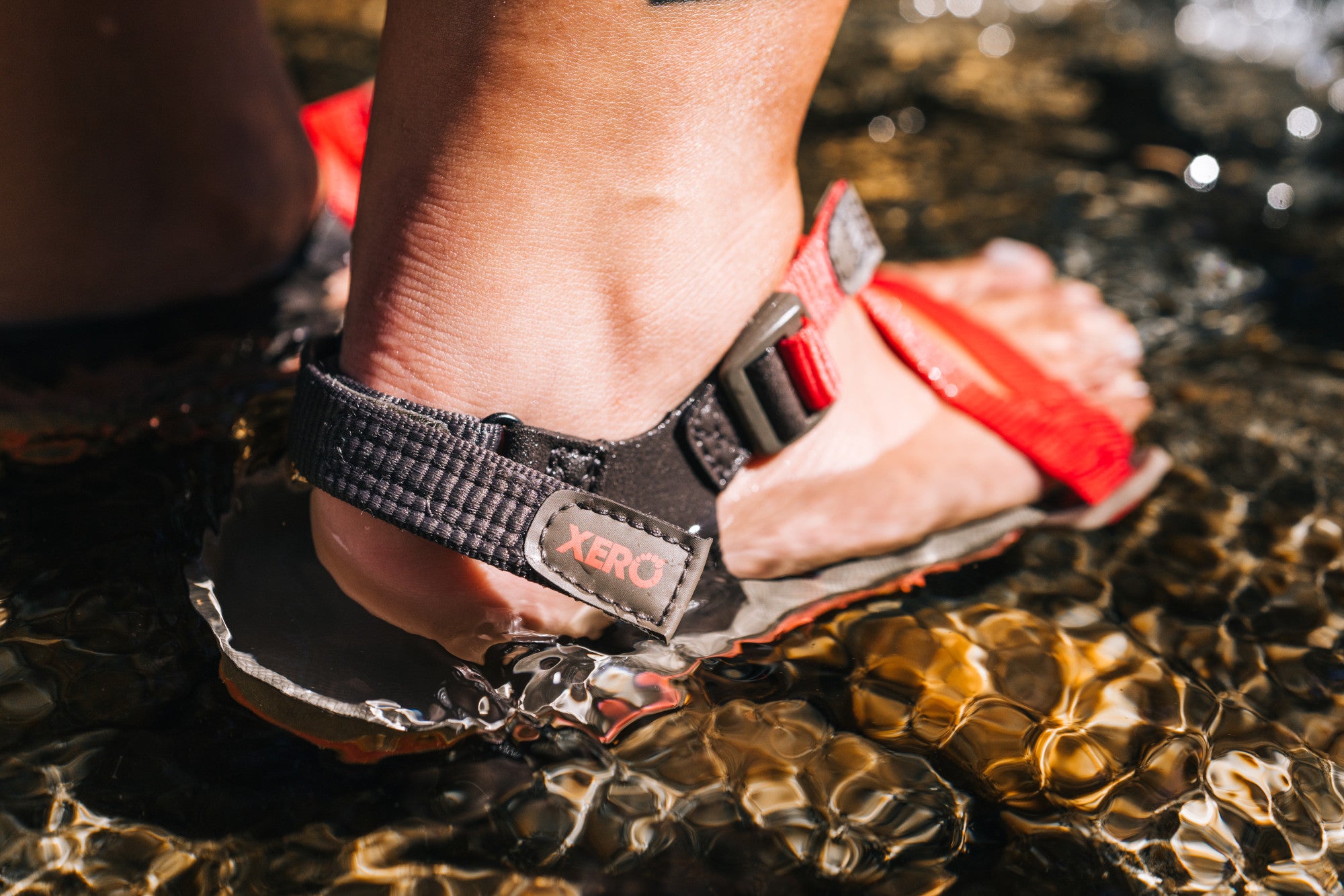 Damen-Barfußsandalen Xero Shoes Z-Trail EV in Sunset Coral, Life-Ansicht, leicht und flexibel, ideal für Trekking und unseren Onlineshop.