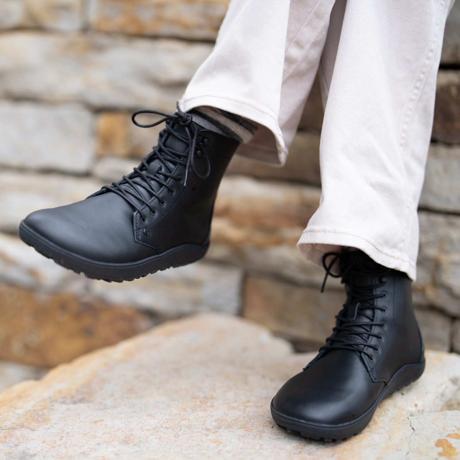 Barfußschuhe Xero Shoes Breckenridge in Schwarz aus Leder, knöchelhohe Damenstiefel, im Alltag gezeigt, erhältlich in unserem Onlineshop.