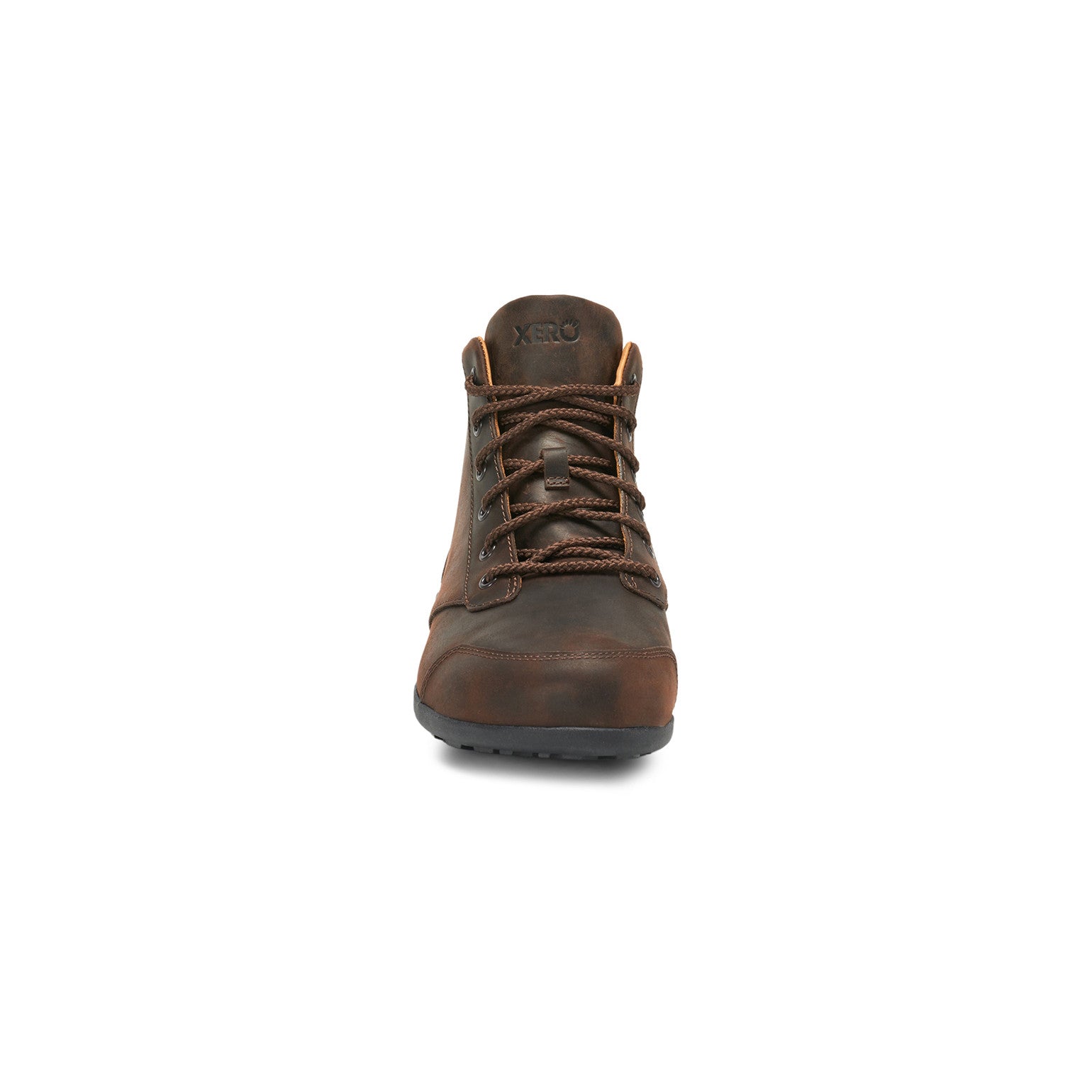 Vordere Ansicht der braunen Xero Shoes Denver Barfußstiefeletten, ledergefütterte Herrenschuhe für Alltag und Outdoor, im Onlineshop für Barfußschuhe erhältlich.