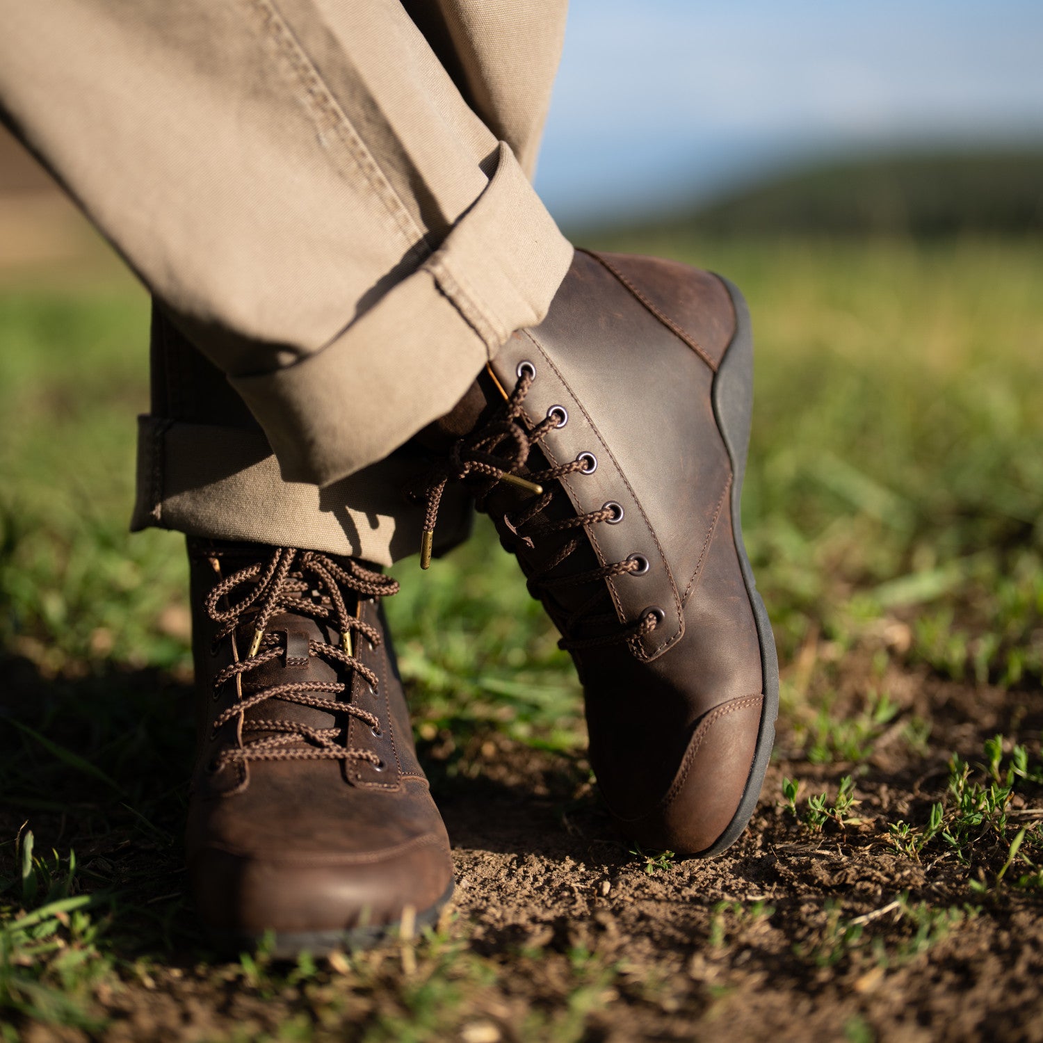 Braune Xero Shoes Denver Barfußstiefeletten, ledergefütterte Herrenschuhe in Alltagssituation getragen, bequem und flexibel, im Onlineshop für Barfußschuhe erhältlich.