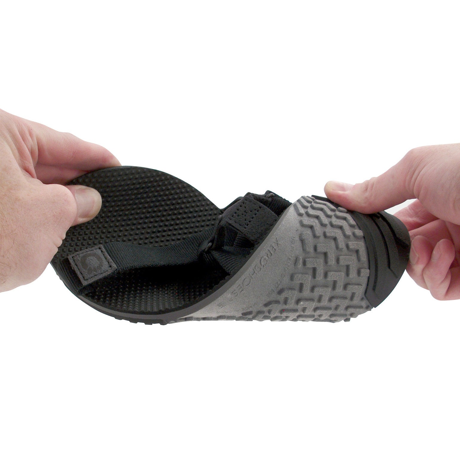 Xero Shoes Naboso Trail schwarze Barfußschuhe Sandalen zusammengerollt im Onlineshop