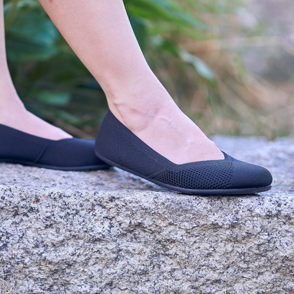Schwarze Phoenix Knit Damen Ballerinas von Xero Shoes als Barfußschuhe, am Fuß im Onlineshop für Barfußschuhe gezeigt