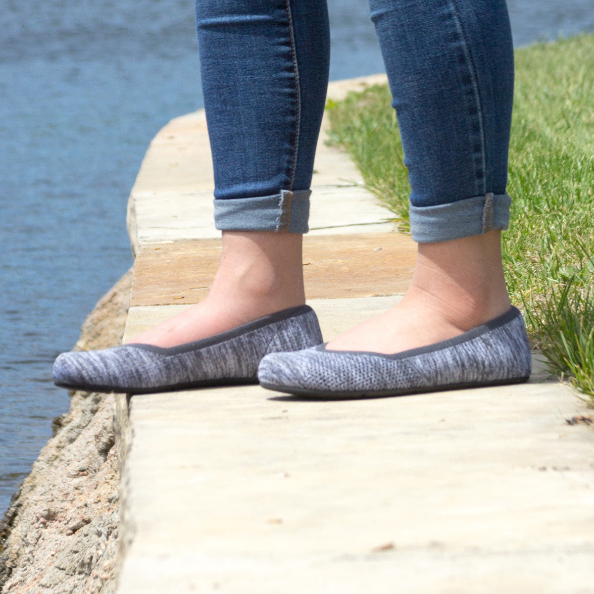 Xero Shoes Phoenix Knit Damen Barfußschuhe in Grau als Ballerinas am Fuß im Onlineshop für Barfußschuhe