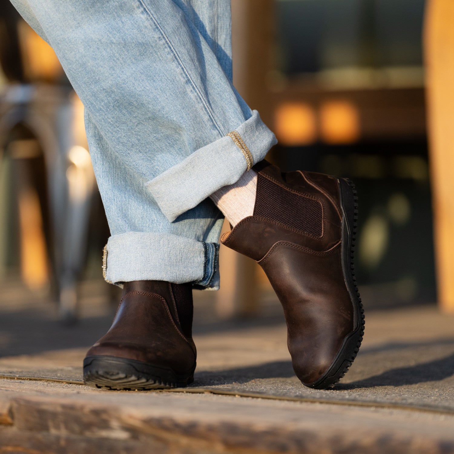 Barfußschuhe Xero Shoes Ridgeway Chelsea in Dunkelbraun, Herrenstiefel aus Leder, im Alltag gezeigt, erhältlich in unserem Onlineshop für Barfußschuhe.