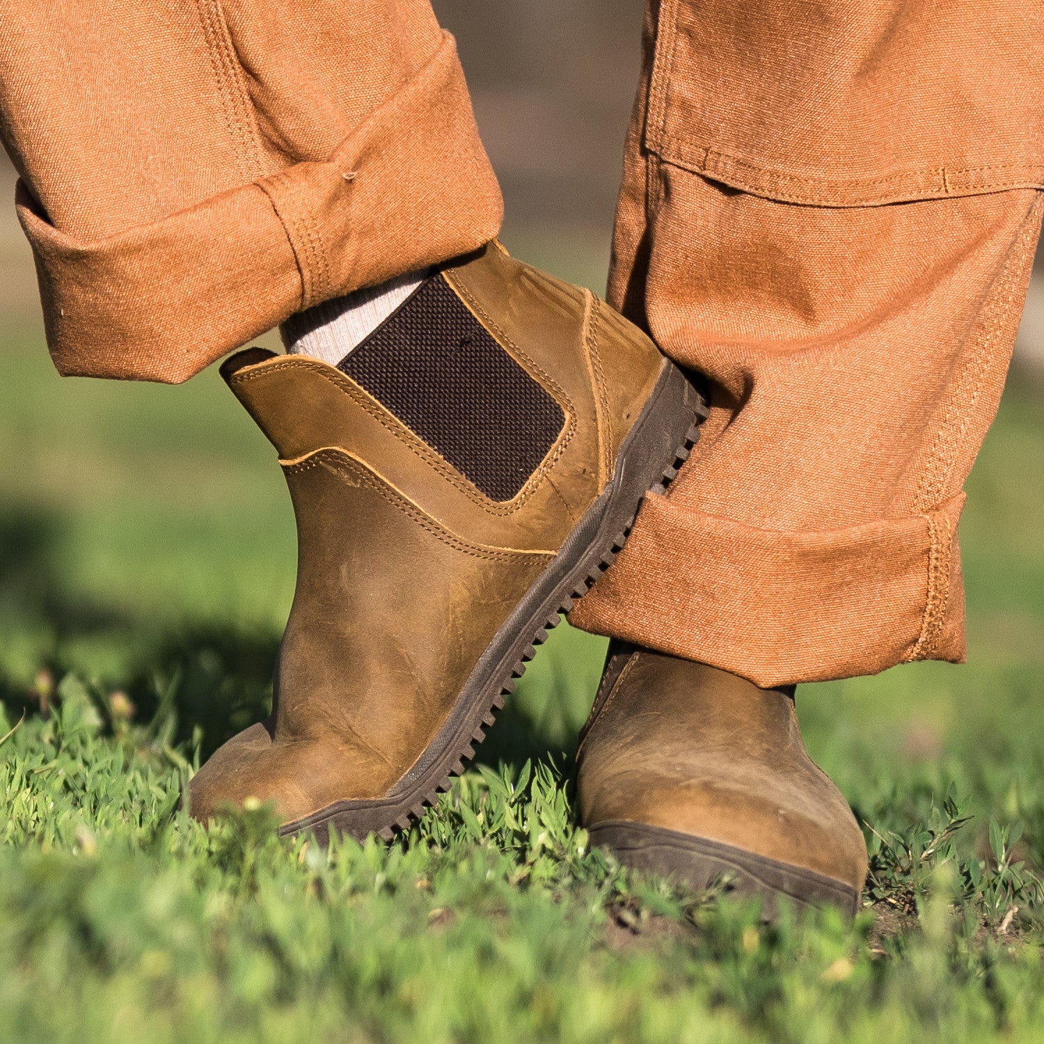 Barfußschuhe Xero Shoes Ridgeway Chelsea Damen-Stiefel in Braun aus Leder, im Alltag präsentiert, verfügbar in unserem Onlineshop für Barfußschuhe.