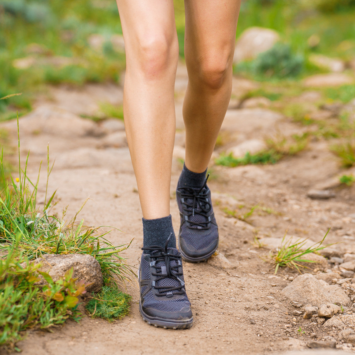 Barfußschuhe Xero Shoes Scrambler Low in Schwarz für Damen als Wanderschuhe am Fuß im Onlineshop für Barfußschuhe