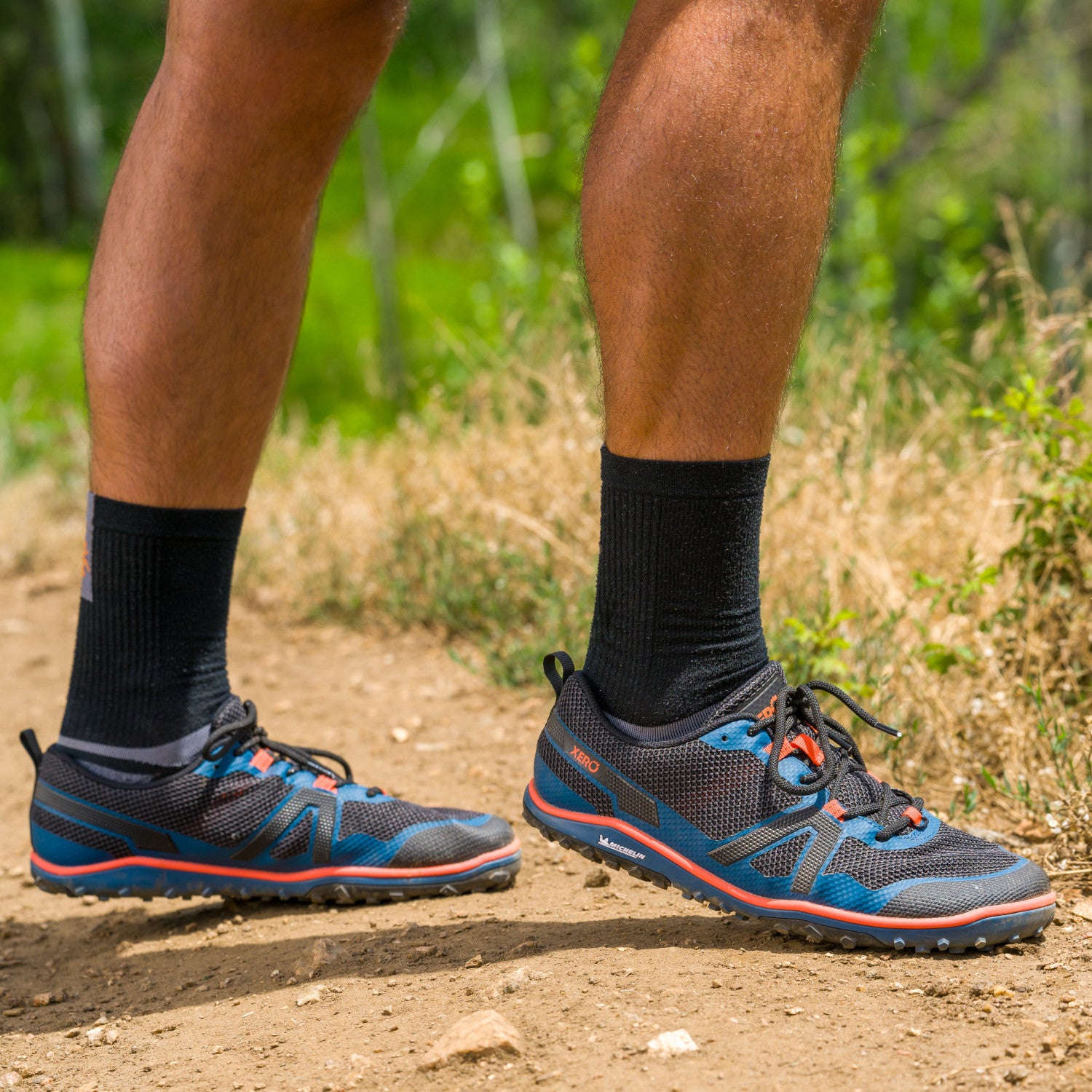 Barfußschuhe Xero Shoes Scrambler Low in Legion Blue für Herren als Wanderschuhe am Fuß im Onlineshop für Barfußschuhe