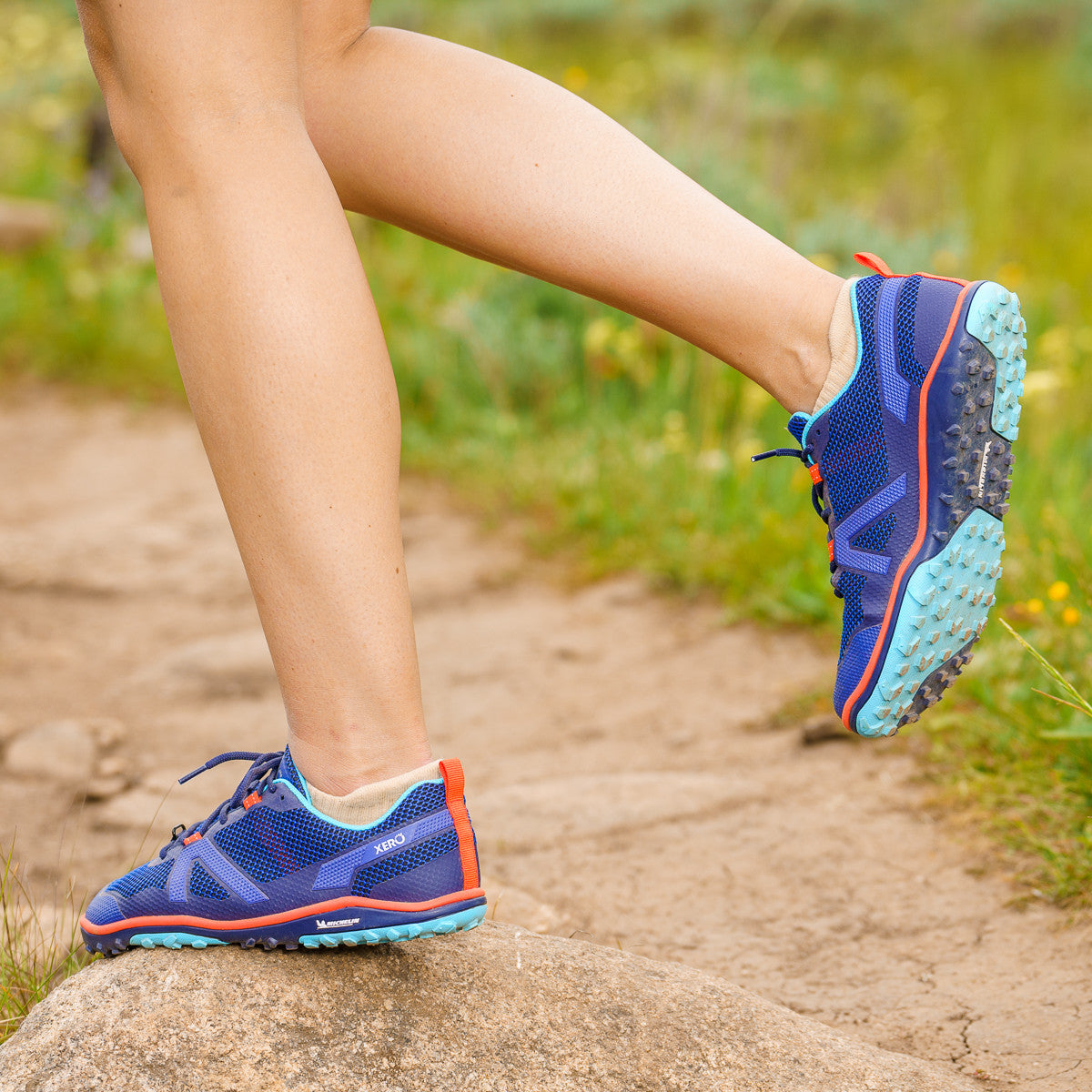 Barfußschuhe Xero Shoes Scrambler Low in Sodalite Blue Orange für Damen als Wanderschuhe am Fuß im Onlineshop für Barfußschuhe