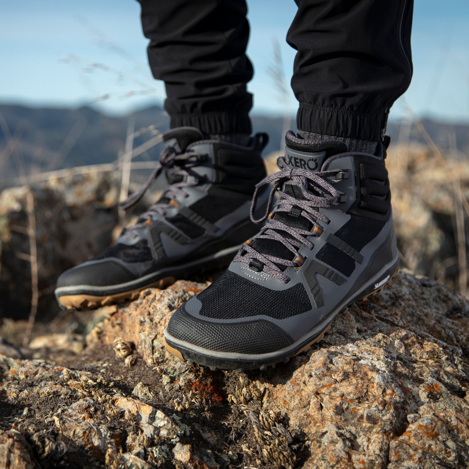 Xero Shoes Scrambler Mid II Asphalt Black Barfußschuhe für Herren, Wanderschuhe am Fuß im Onlineshop für Barfußschuhe