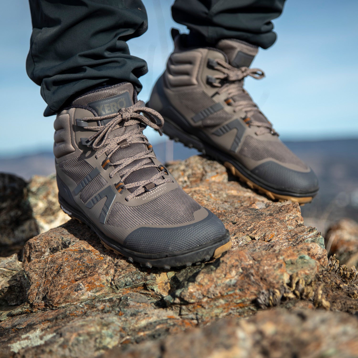 Xero Shoes Scrambler Mid II Morel Barfußschuhe für Herren als Wanderschuhe, am Fuß im Onlineshop für Barfußschuhe zu sehen