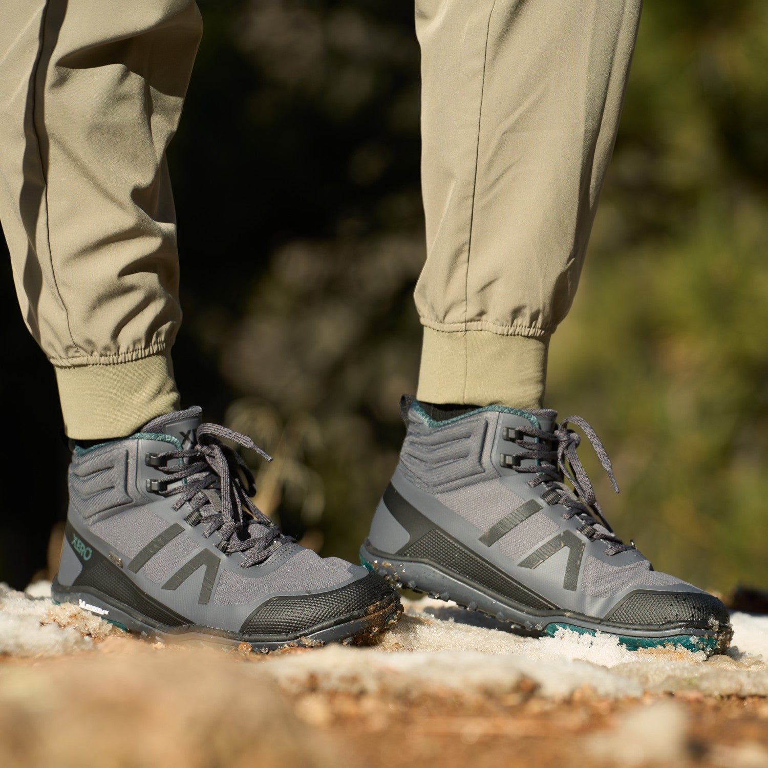 Xero Shoes Scrambler Mid II WP Barfußschuhe, wasserdichte Wanderschuhe für Damen in Asphalt Sea Moss, am Fuß im Onlineshop für Barfußschuhe