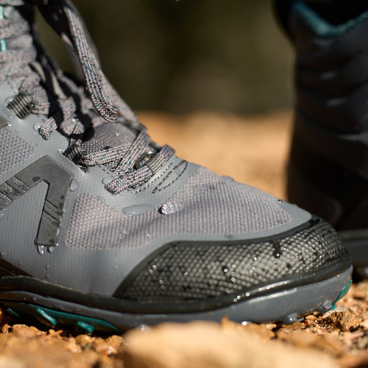 Xero Shoes Scrambler Mid II WP Barfußschuhe, wasserdichte Wanderschuhe für Damen in Asphalt Sea Moss, am Fuß mit abperlendem Wasser im Onlineshop für Barfußschuhe