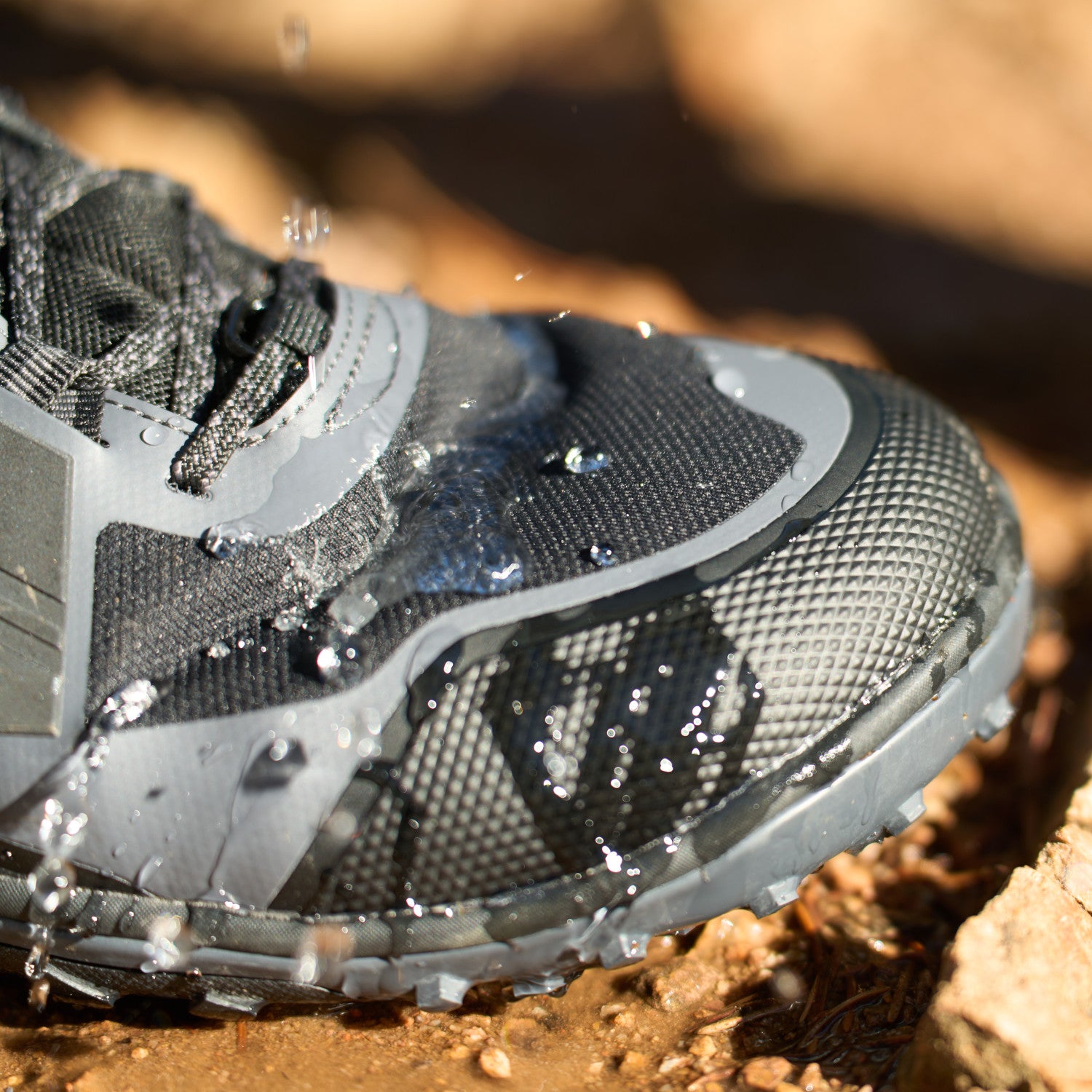 Xero Shoes Scrambler Mid II WP Barfußschuhe, wasserdichte Wanderschuhe für Herren mit abperlenden Wassertropfen im Onlineshop für Barfußschuhe