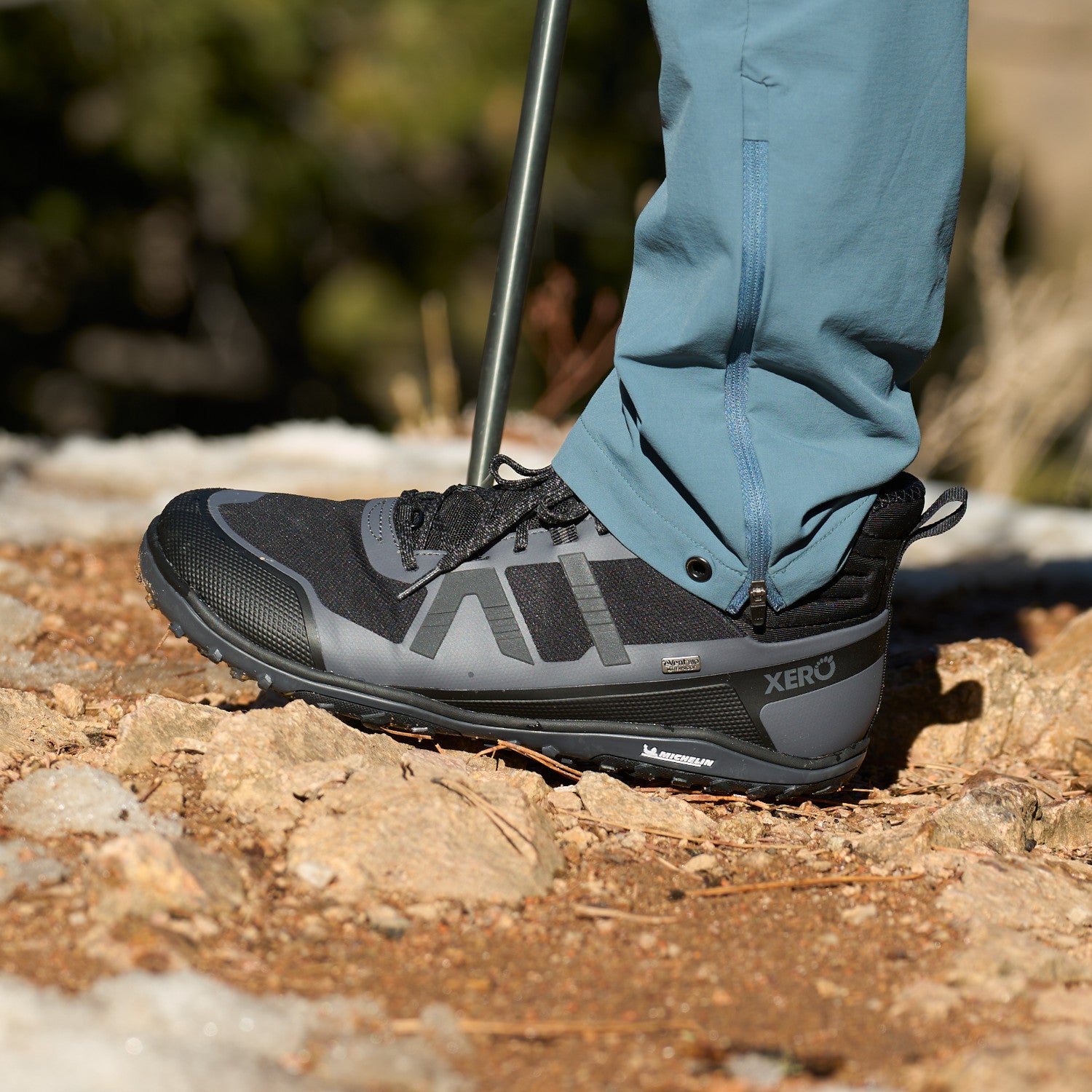 Xero Shoes Scrambler Mid II WP Barfußschuhe, wasserdichte Wanderschuhe für Herren in Schwarz, am Fuß im Onlineshop für Barfußschuhe