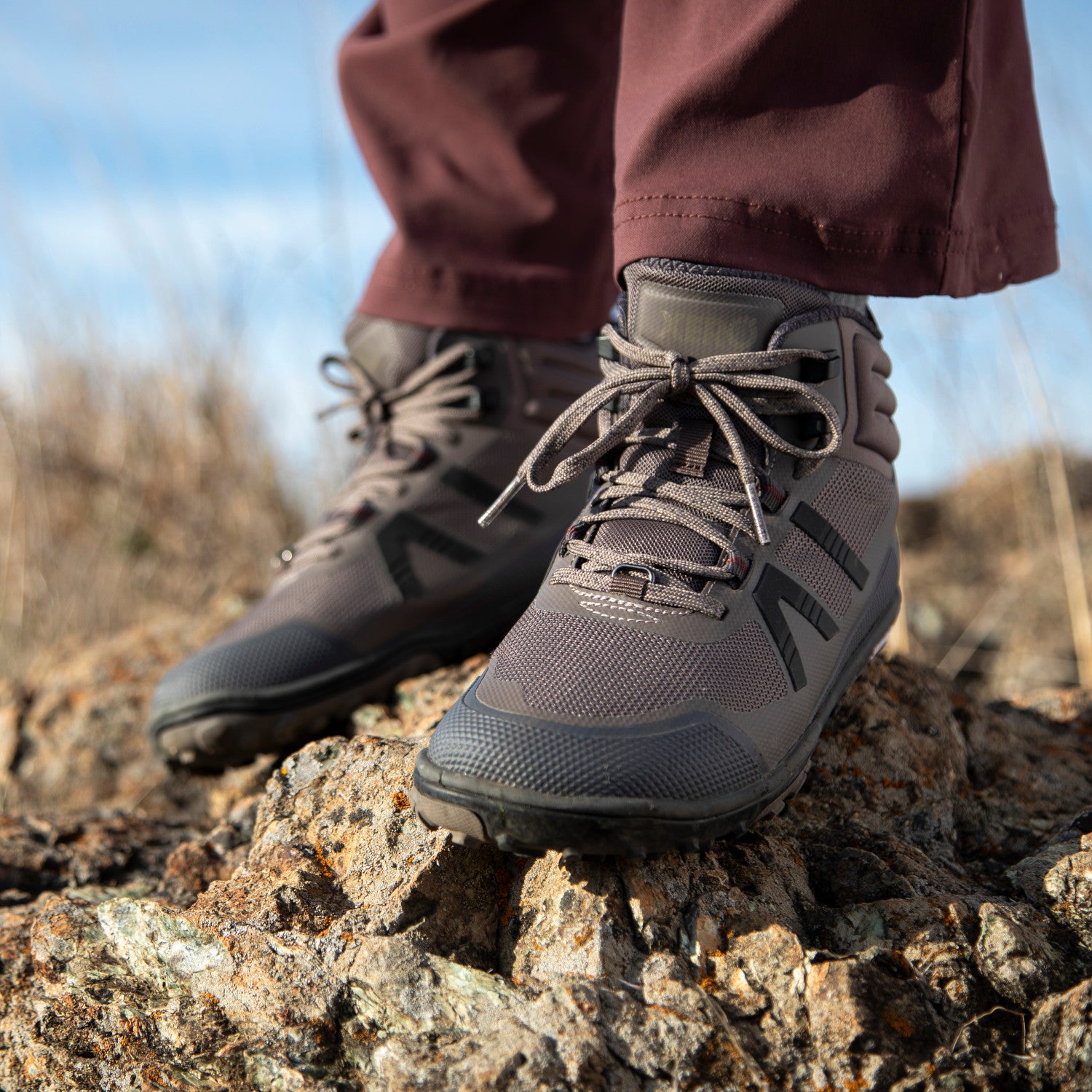 Xero Shoes Scrambler Mid II Damen Barfußschuhe in Morel als Wanderschuhe am Fuß im Onlineshop für Barfußschuhe