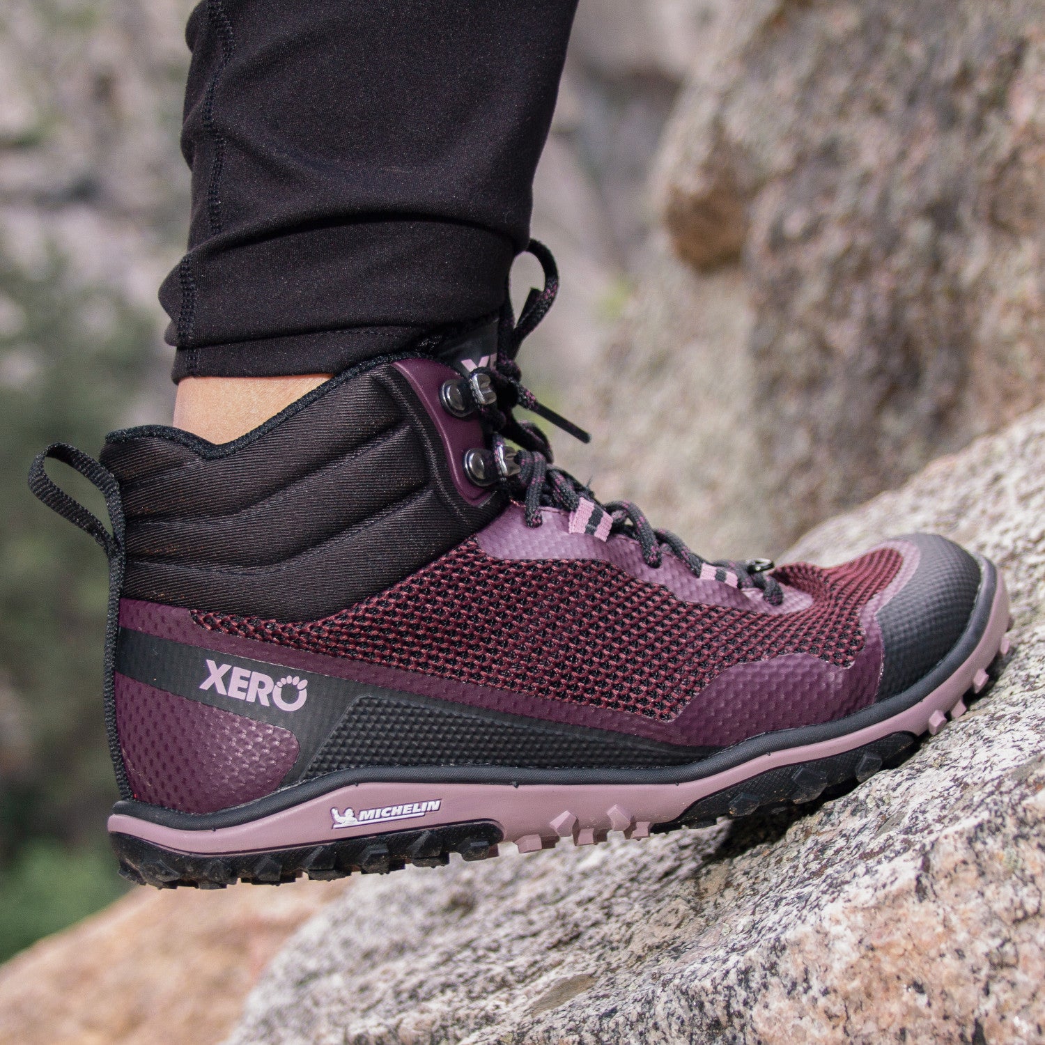 Xero Shoes Scrambler Mid Barfußschuhe, Wanderschuhe für Damen in Black Fig, am Fuß im Onlineshop für Barfußschuhe